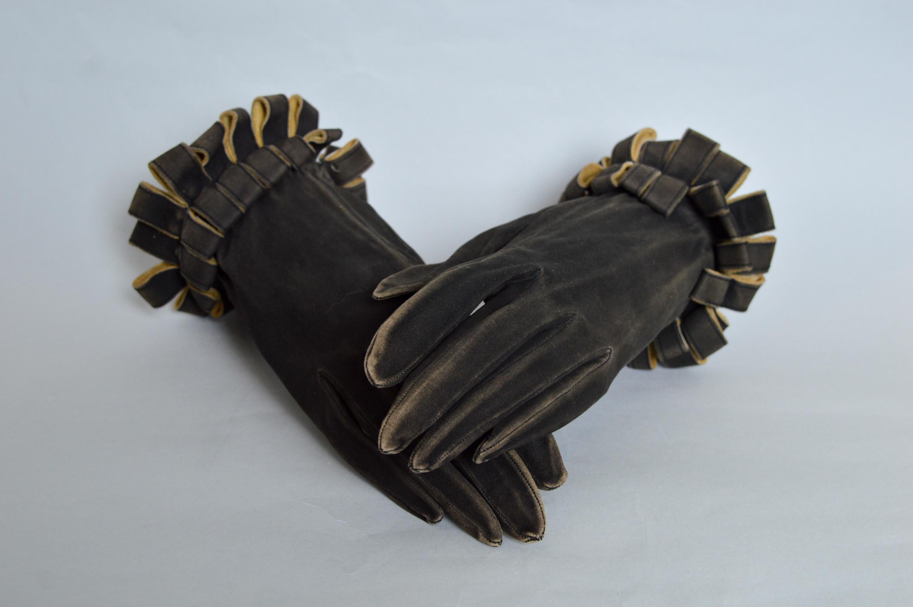 Superb Museum Worthy HERMÈS Ruff Wrist Cuff Leather Gloves - Circa 1930 In Good Condition For Sale In Sheffield, GB