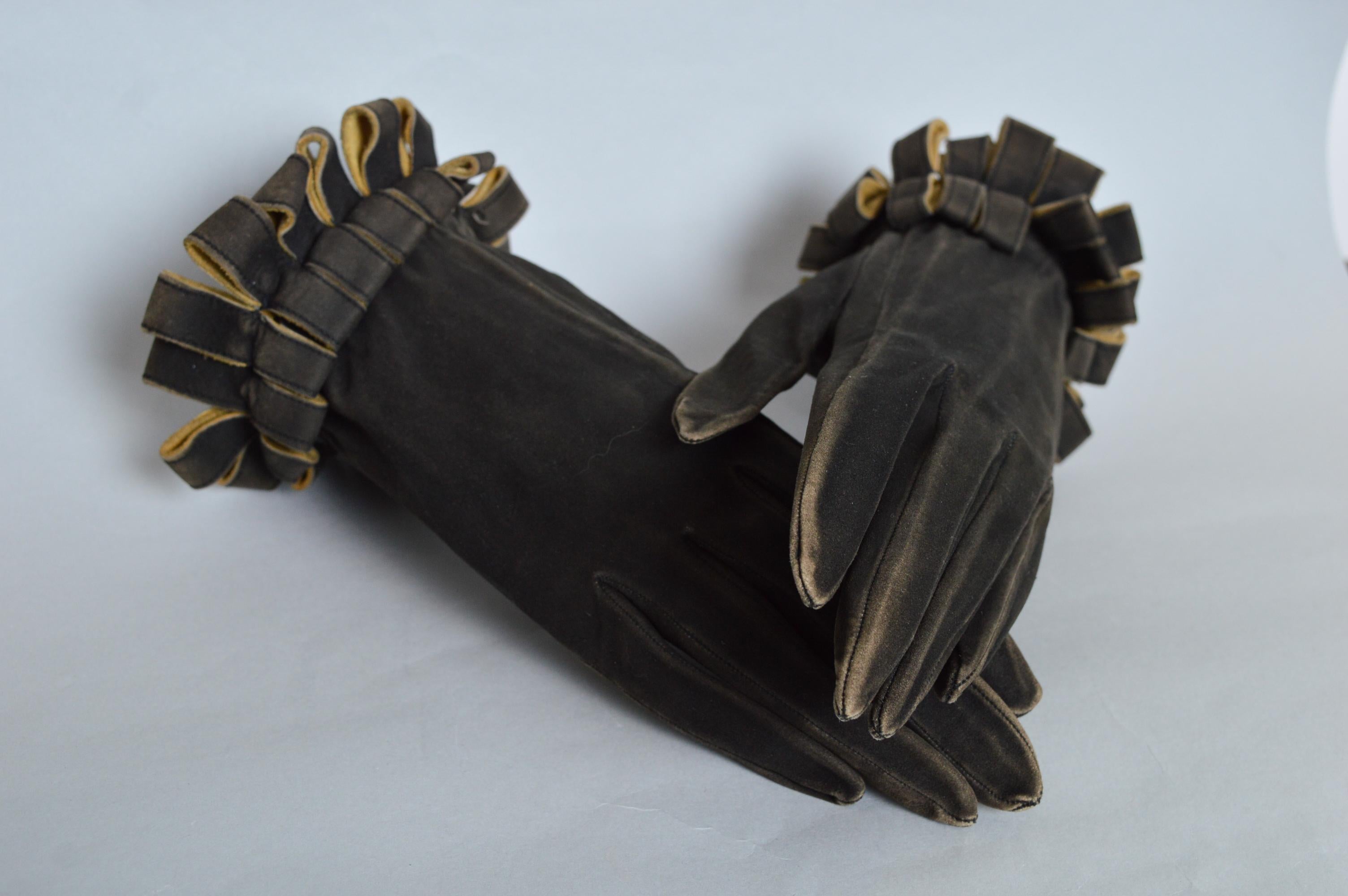 Women's Superb Museum Worthy HERMÈS Ruff Wrist Cuff Leather Gloves - Circa 1930 For Sale