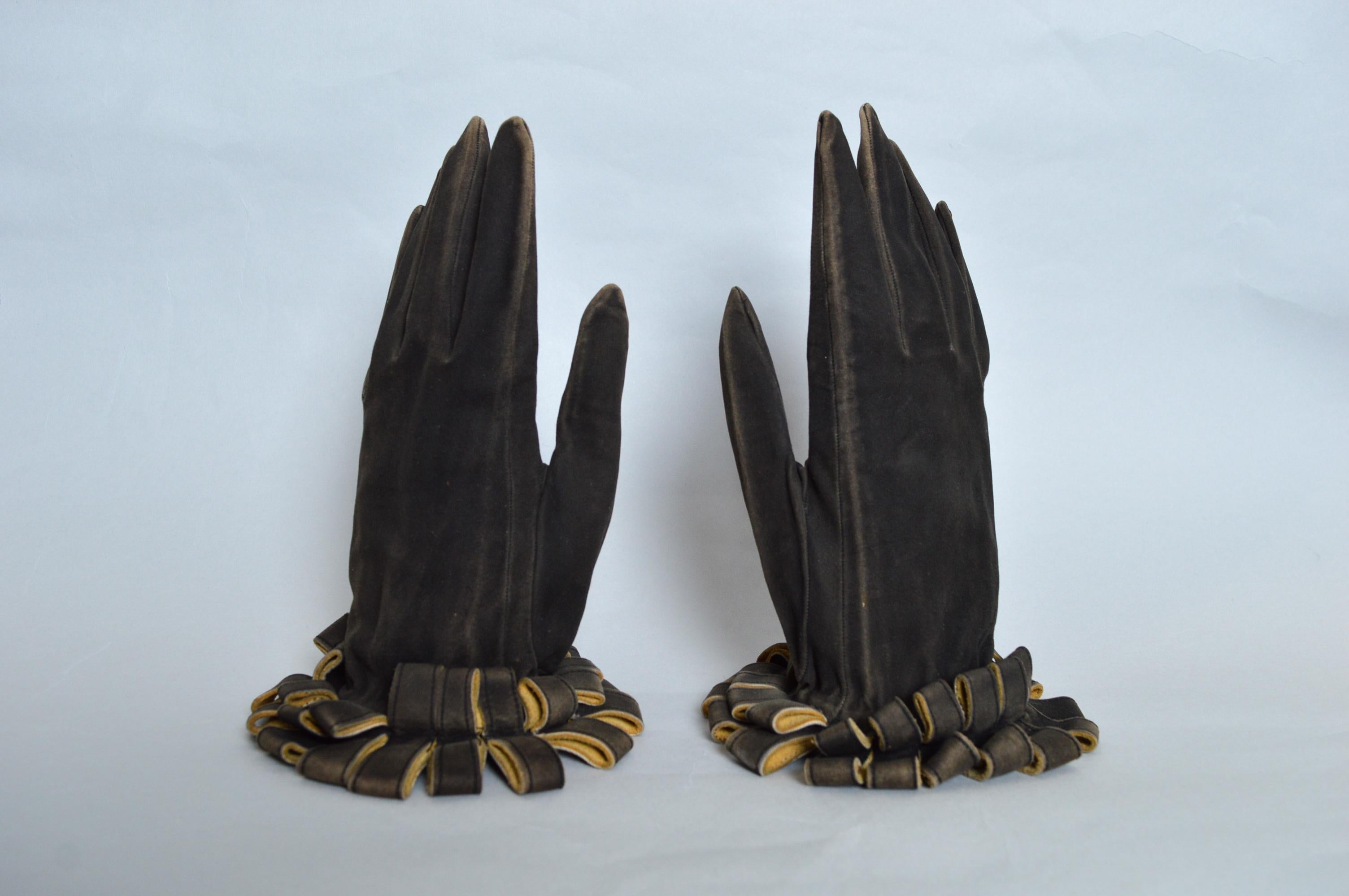 Superb Museum Worthy HERMÈS Ruff Wrist Cuff Leather Gloves - Circa 1930 For Sale 1