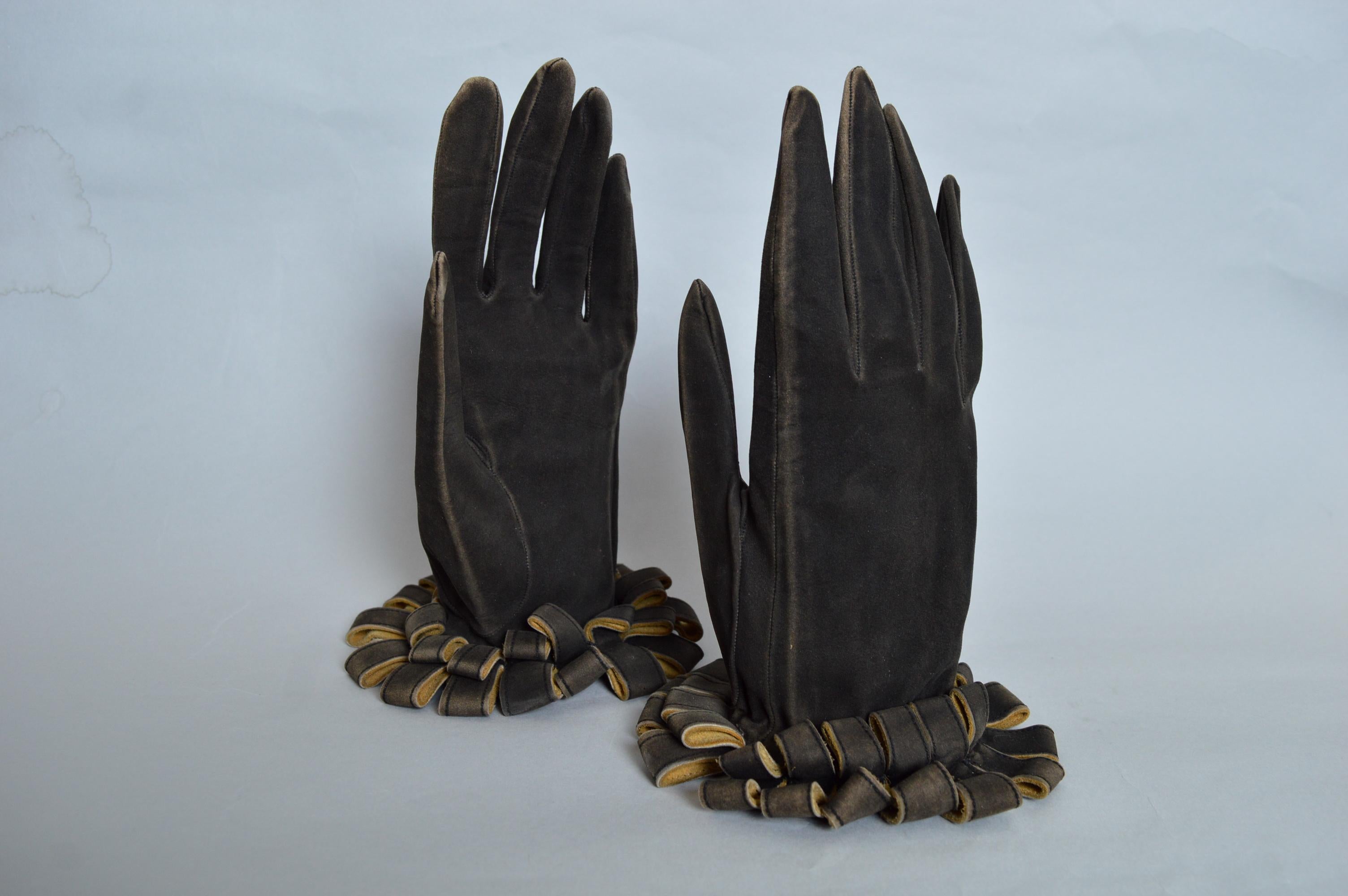Superb Museum Worthy HERMÈS Ruff Wrist Cuff Leather Gloves - Circa 1930 For Sale 2