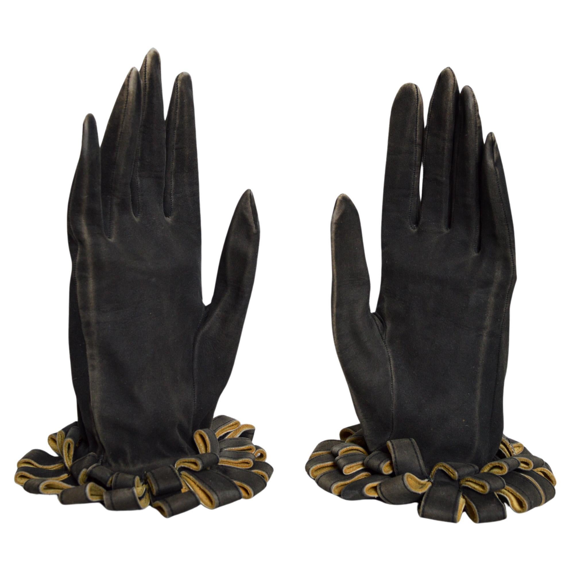 Superb Museum Worthy HERMÈS Ruff Wrist Cuff Leather Gloves - Circa 1930 For Sale