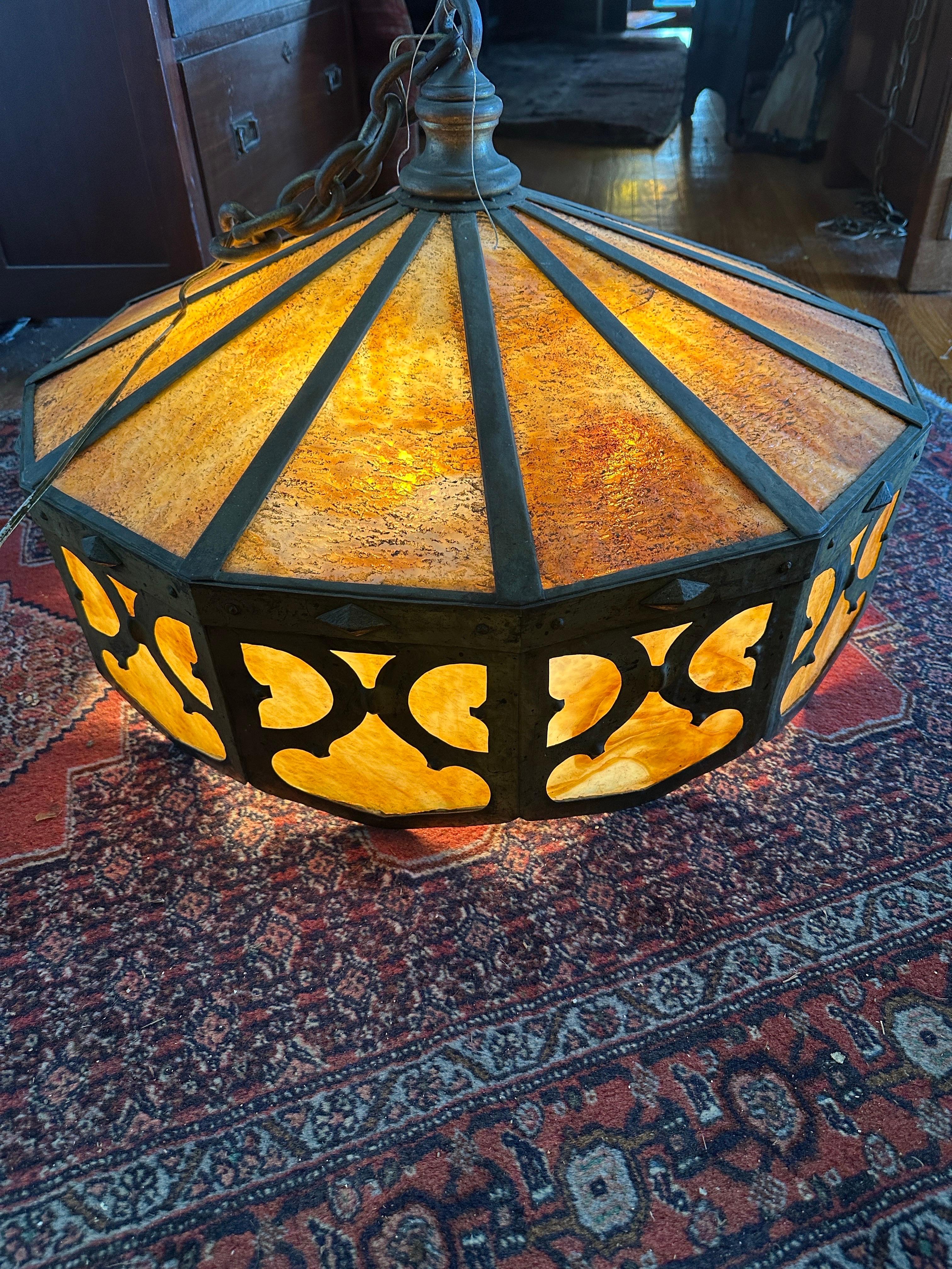 SUPERB Bel lampadario a sei lampadine Arts & Crafts
IN VENDITA CON IL 20% DI SCONTO

Si tratta di un lampadario Arts & Crafts di grandi dimensioni con struttura in metallo e vetri d'epoca dei primi anni del 1900. Il piombo del vetro è magnifico...