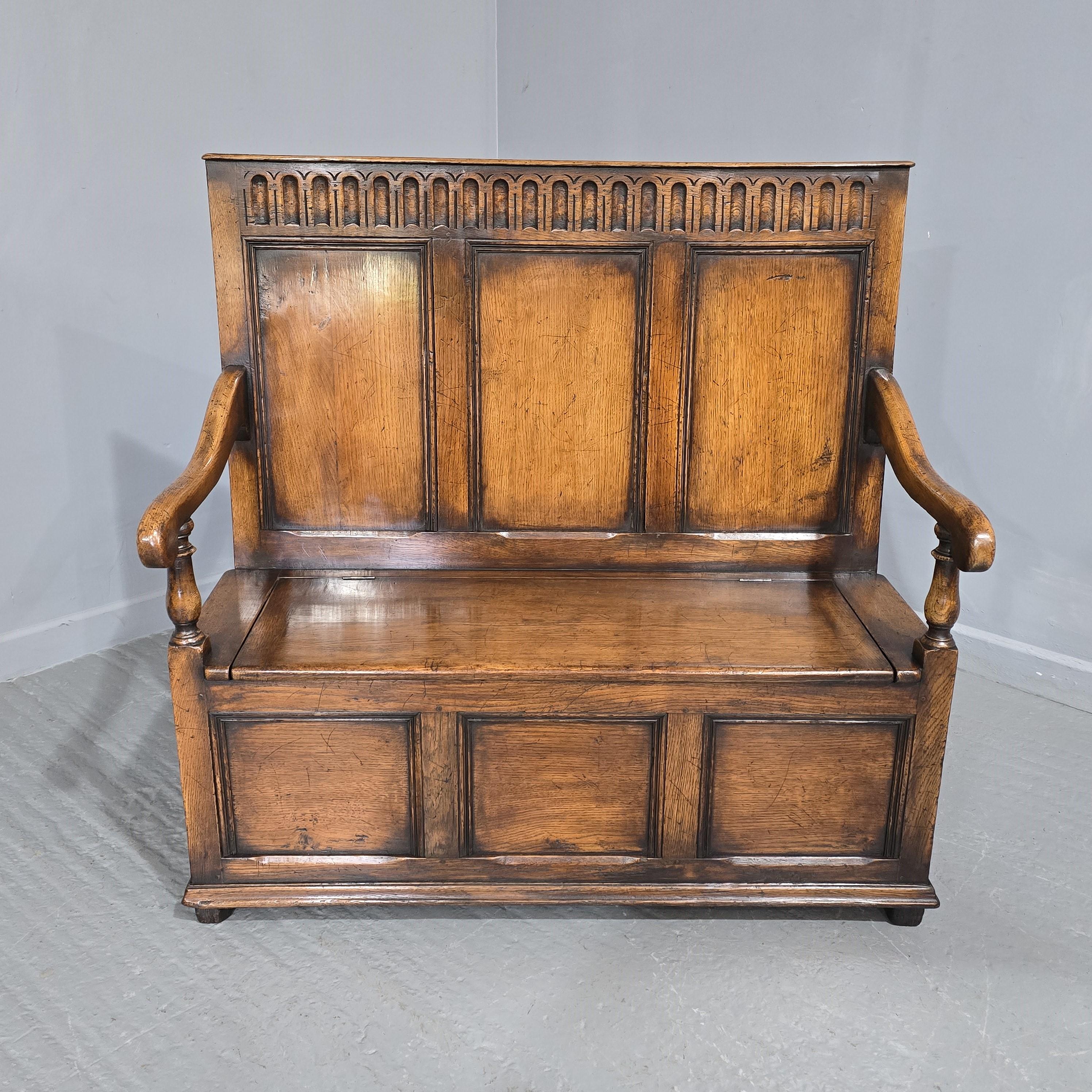 Splendido mobile da sala in rovere a tre pannelli con sedile sollevabile, ringhiera superiore intagliata e base a pannelli, in ottime condizioni e con colori meravigliosi.

Altezza 41,5
Larghezza 43
Profondità totale 21
16,5