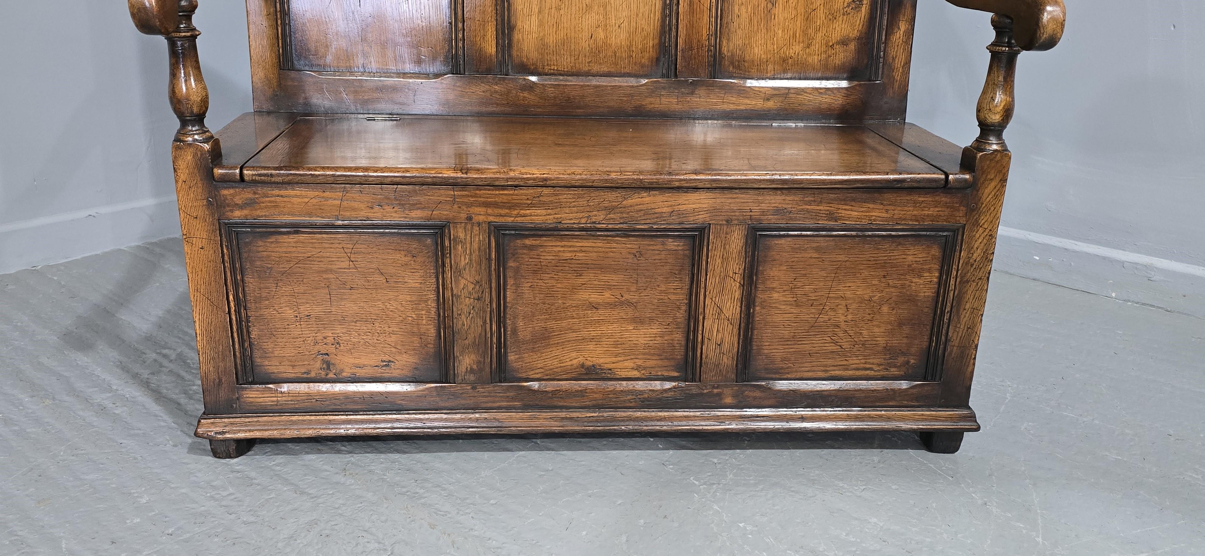 Inglese Splendida panchina Monks con pannelli in Oak in vendita