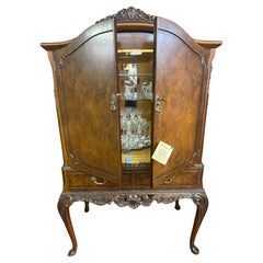 Superb Old English Burr Walnut and Hand-Carved Georgian Style Drinks Cabinet Superb Old English Burr Walnut and Hand-Carved Georgian Style Drinks Cabinet