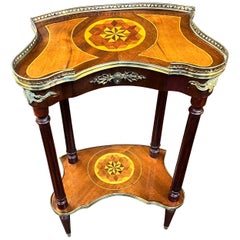Superbo tavolino francese antico a forma di rene intarsiato e montato in ormolu