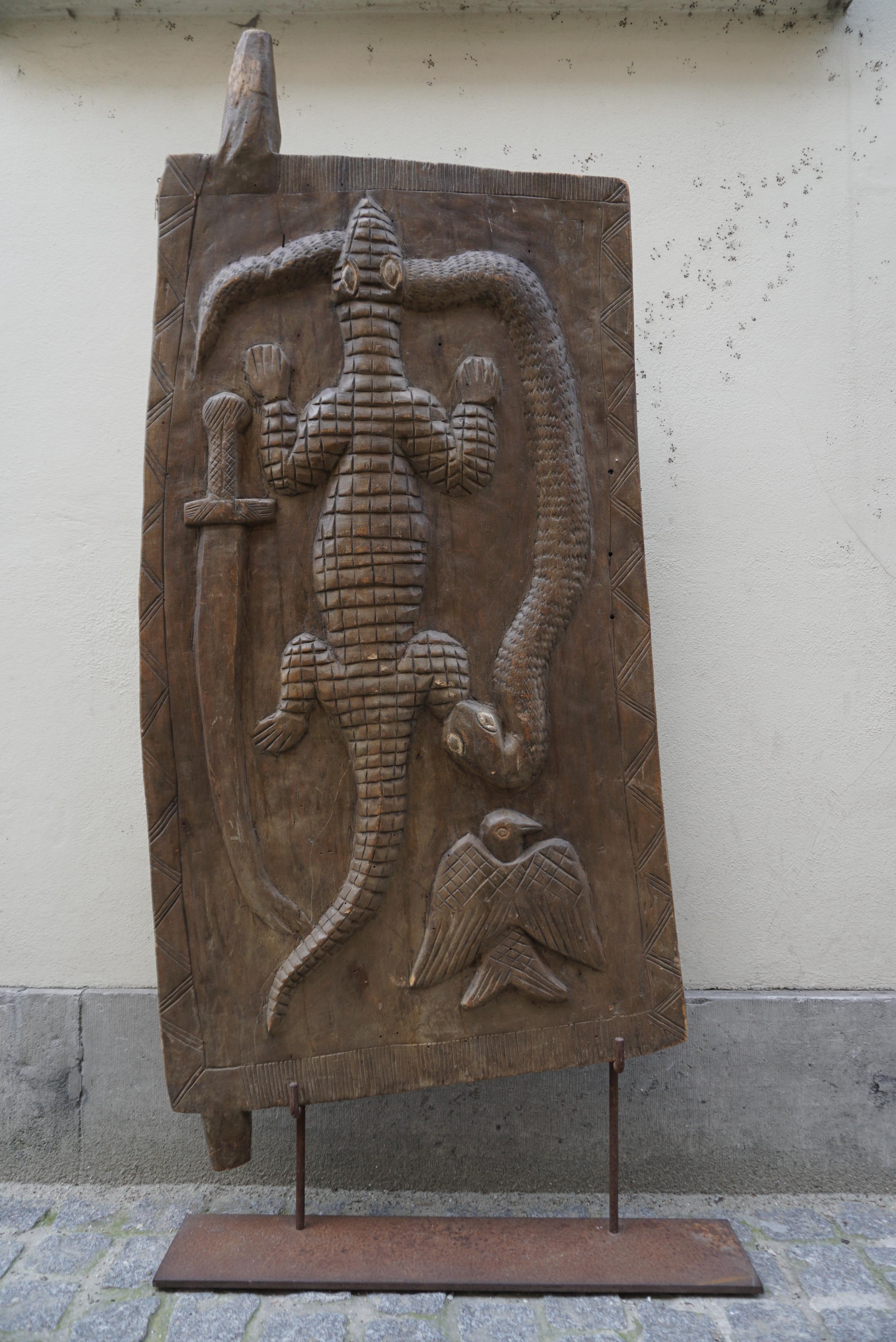 Magnífica puerta de cabaña de madera antigua de África Tribal en venta
