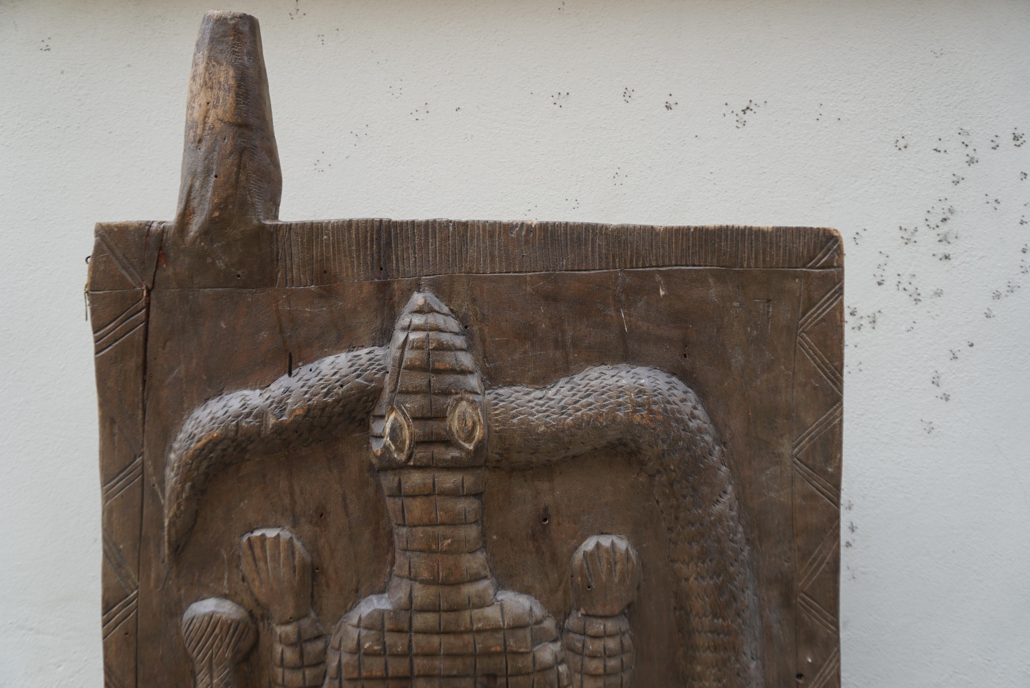 Magnífica puerta de cabaña de madera antigua de África en Bueno estado para la venta en Antwerp, BE