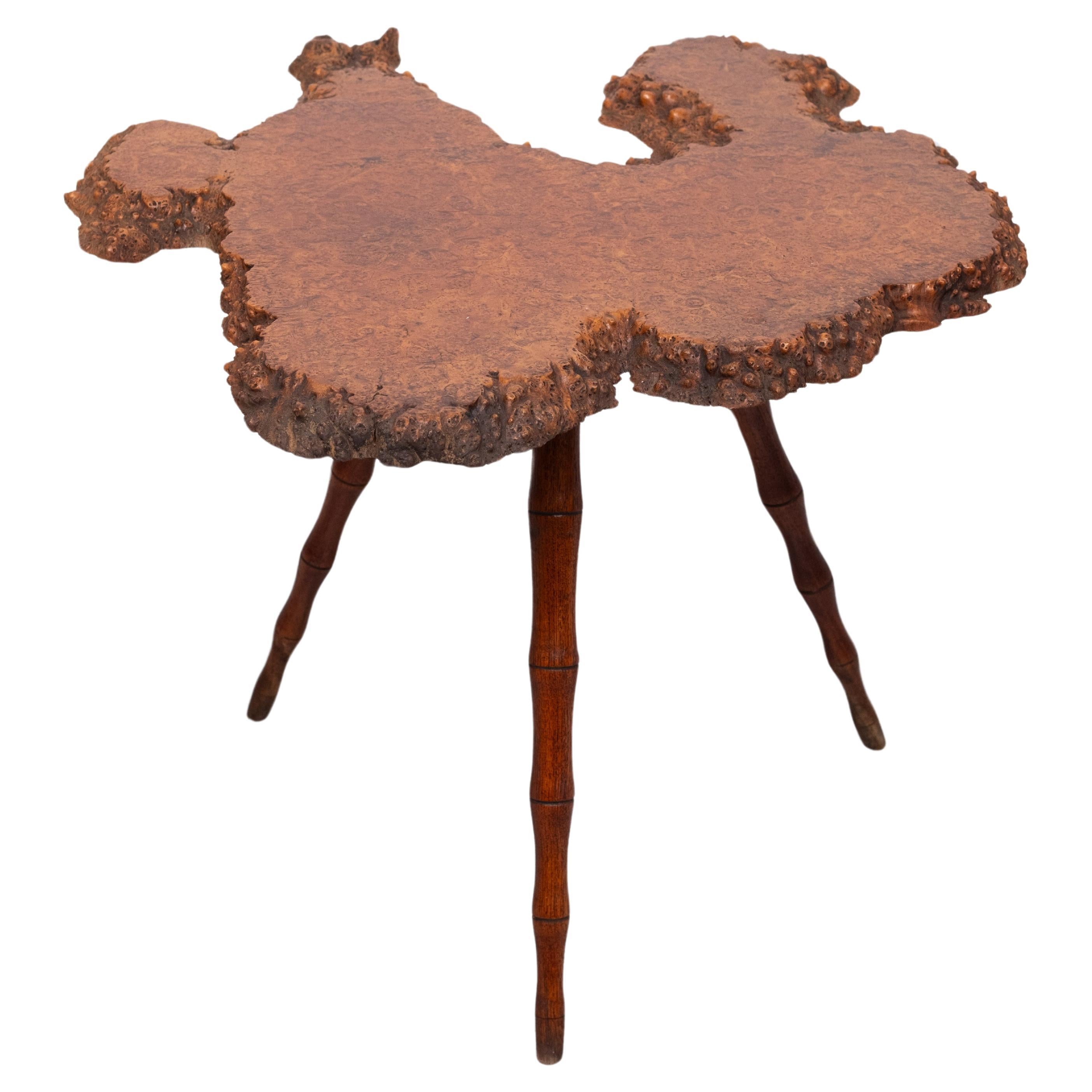 Hervorragender originaler Burl-Beistelltisch mit ausdrucksstarken Burl-Details
und einer durchgehenden freien Kante.   1950s  Einzigartiges Stück .