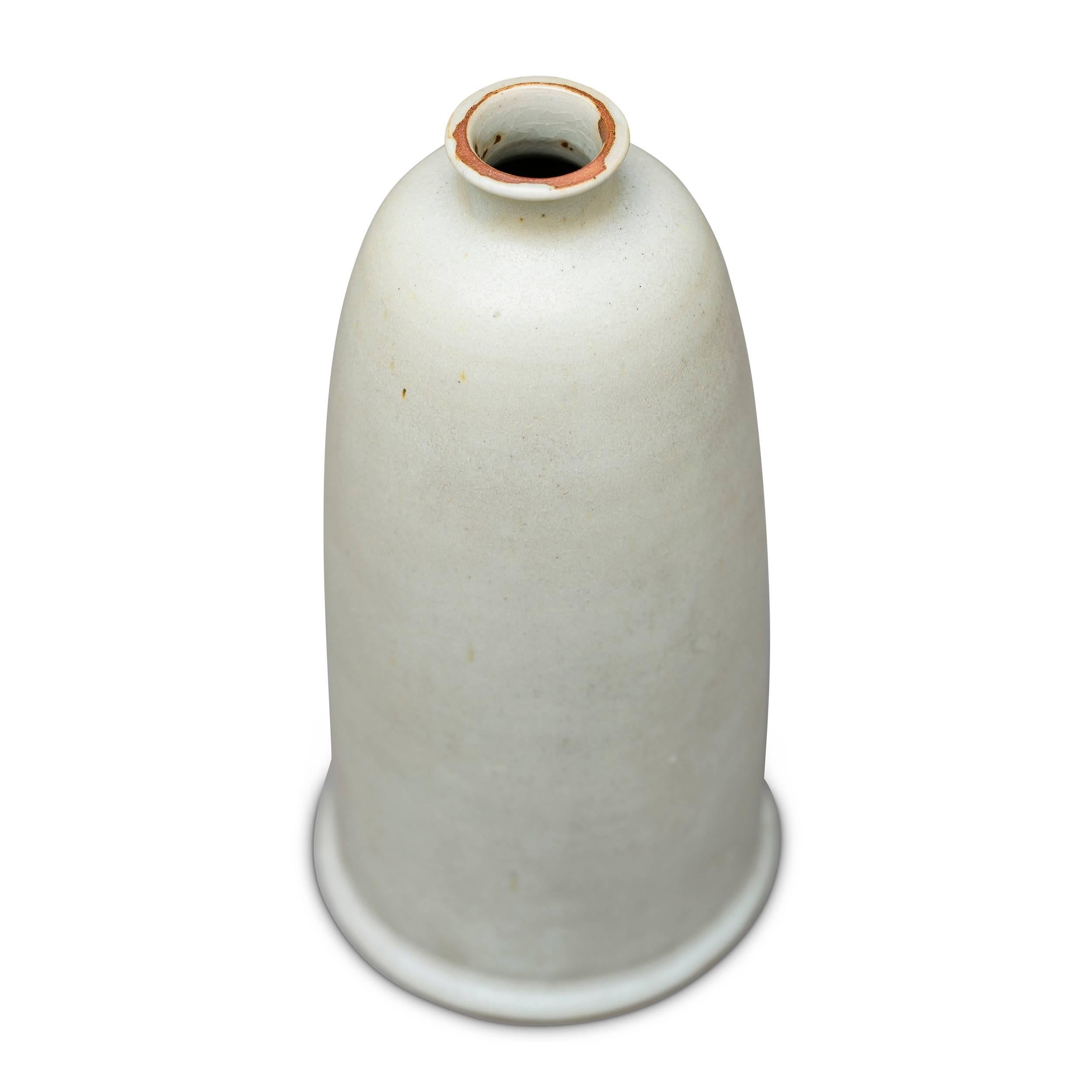 Fantastic Swedish Functionalist / Funkis able lamp from the iconic Tobo studio of Erich and Ingrid Triller, its base a wonderful early example of organic modeling in the form of a parabolic arch pedestal with short neck, hand-turned earthenware with