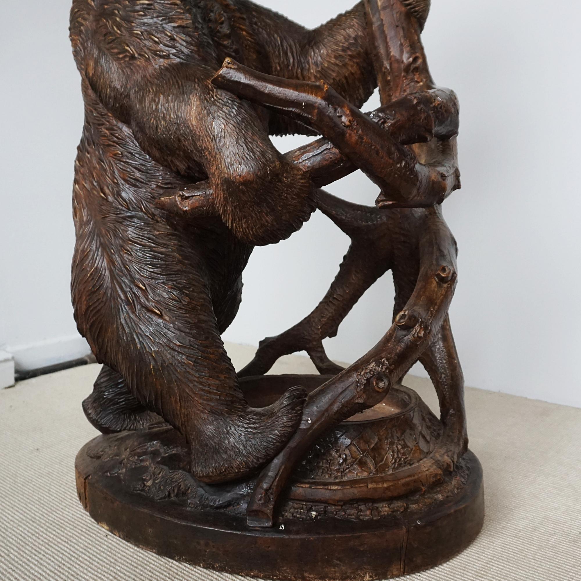 Un superbe ours de la forêt noire de la fin du 19e siècle. Bois de tilleul sculpté avec yeux en verre d'origine. Excellente qualité et excellent état, avec une usure correspondant à l'utilisation de l'âge. 

Dimensions : H 114cm L 65cm P