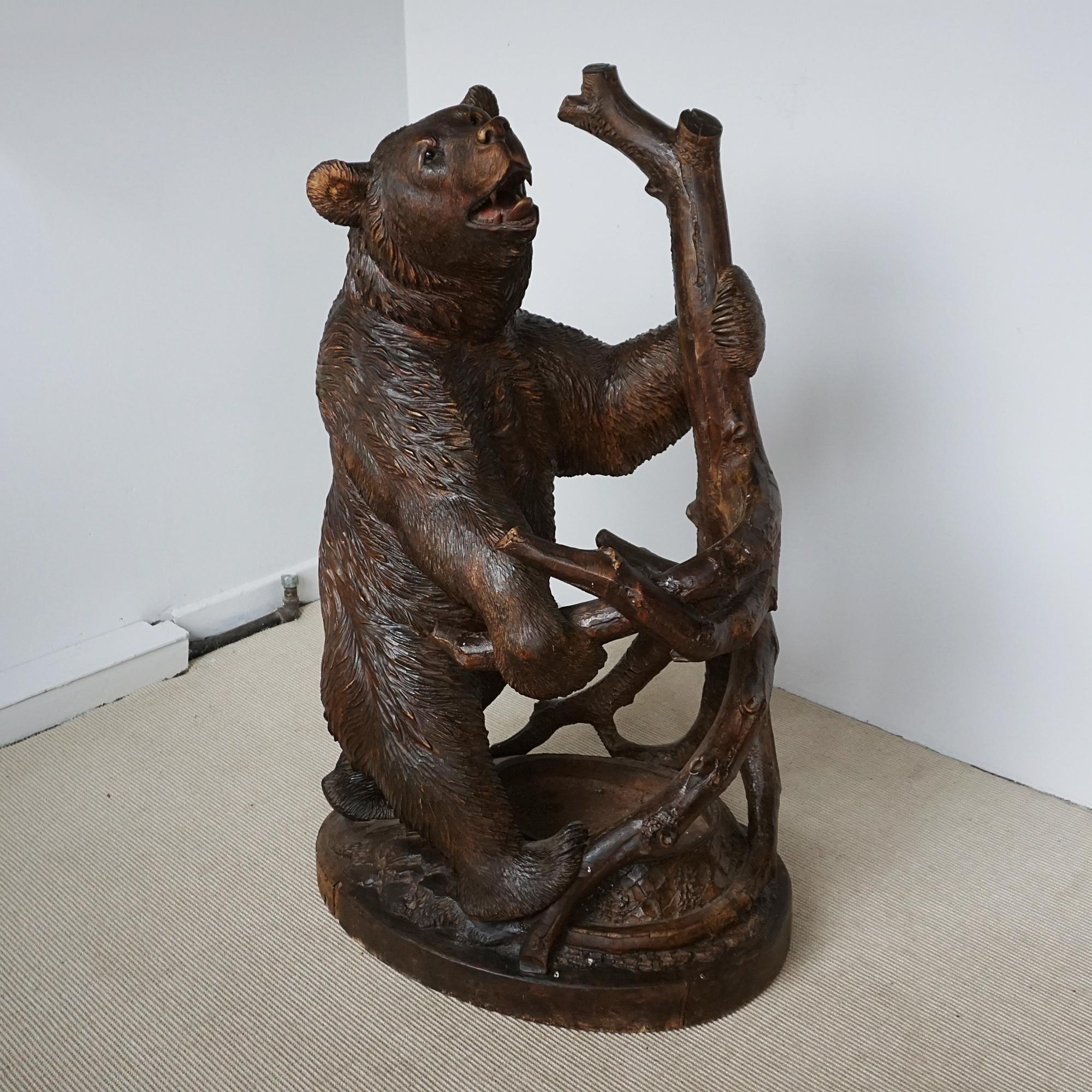 Superbe support de bâton en forme d'ours de Black Forest de plus d'un mètre de haut Bon état - En vente à Forest Row, East Sussex