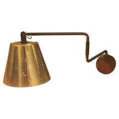Superba lampada da parete a braccio oscillante in ottone Paavo Tynell Taito Finland. Il migliore al mondo