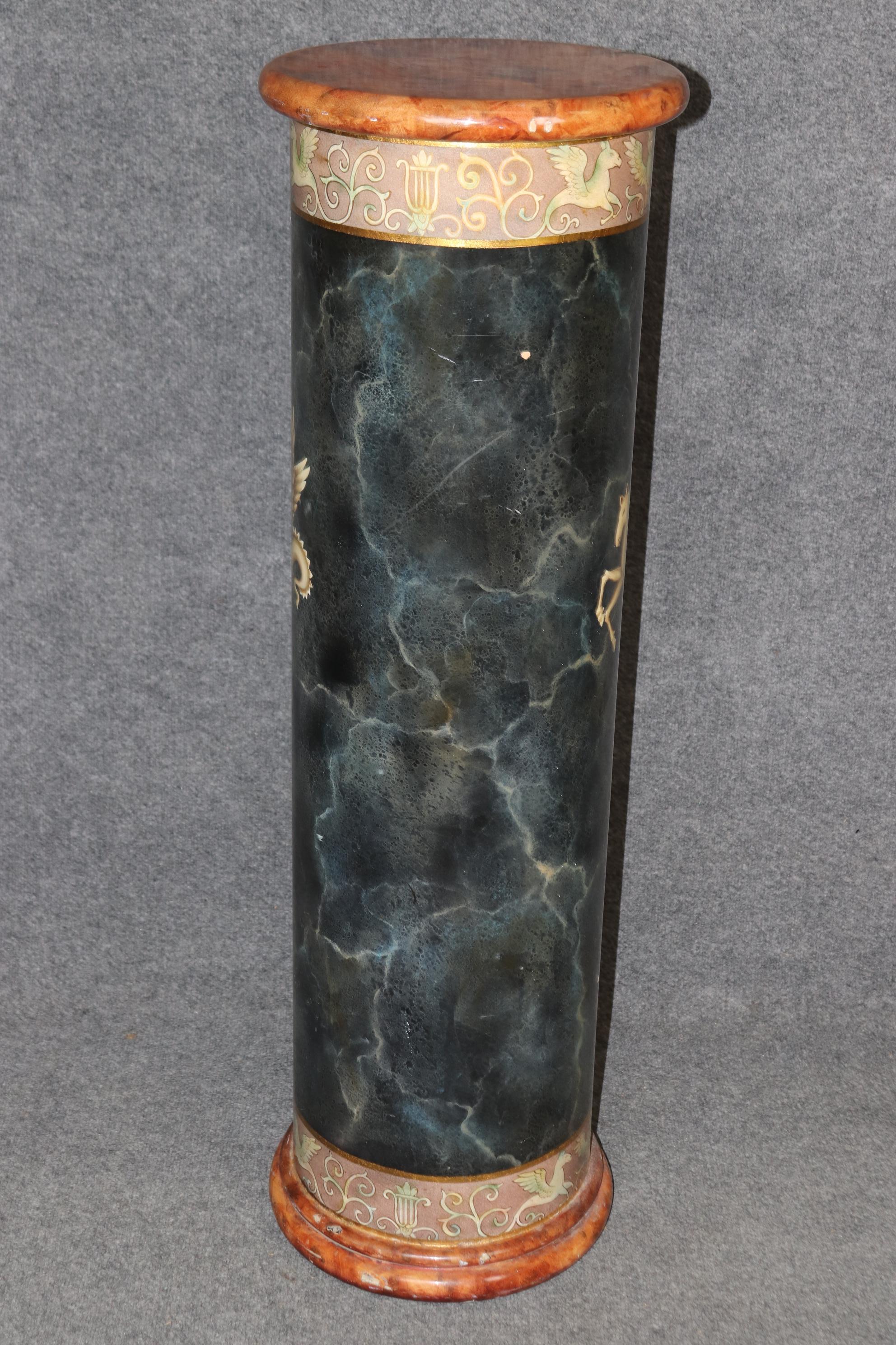 Dies ist eine wunderschöne Farbe dekoriert faux Marmor Sockel in sehr gutem Zustand Vintage. Die Platte ist mit einer Marmorimitation versehen. Maße 44 hoch x 13,75 x 13,75. Sie stammt aus den 1960er Jahren. 