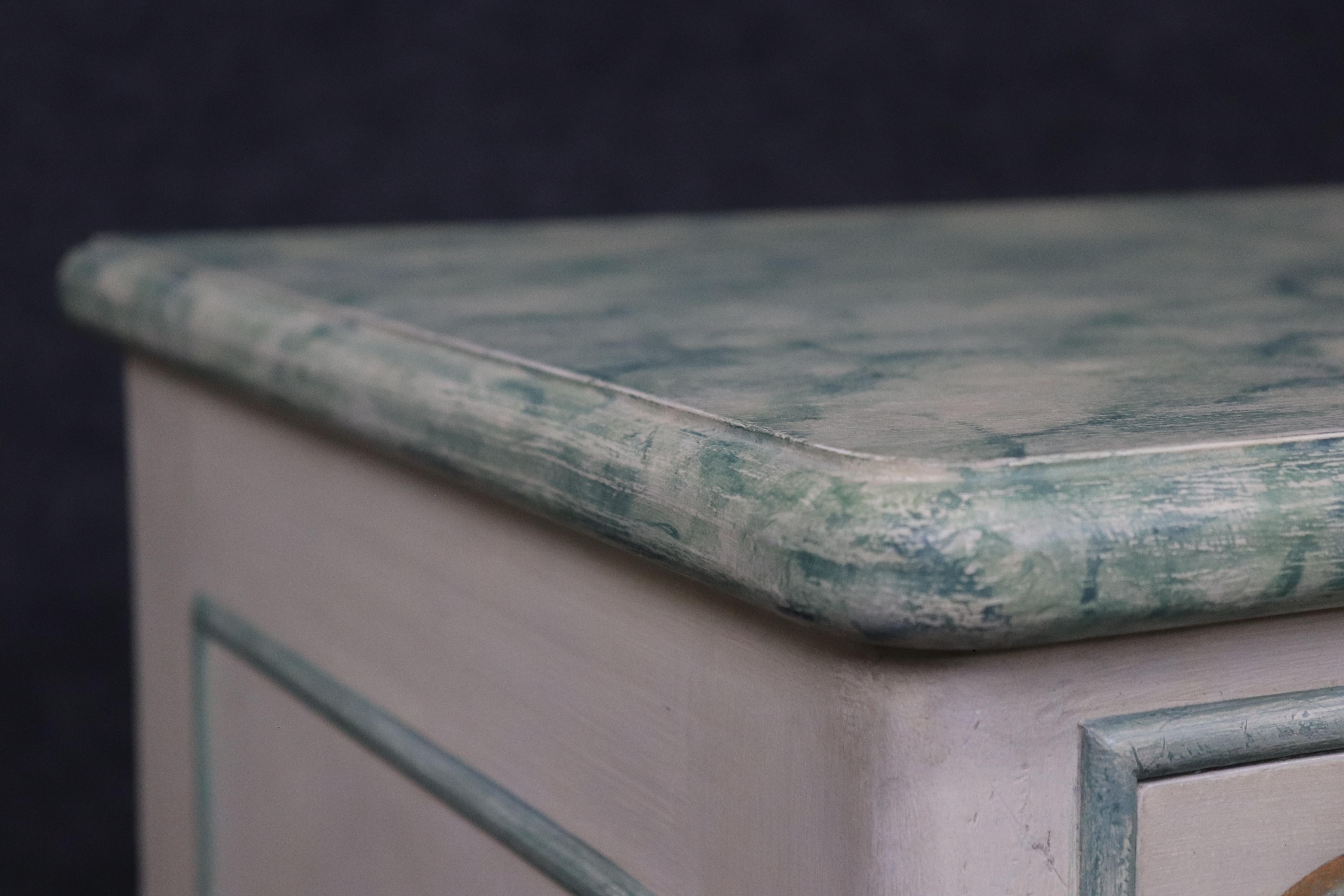 Superbe commode en faux marbre décorée à la peinture de Karges Attribué Français en vente 3