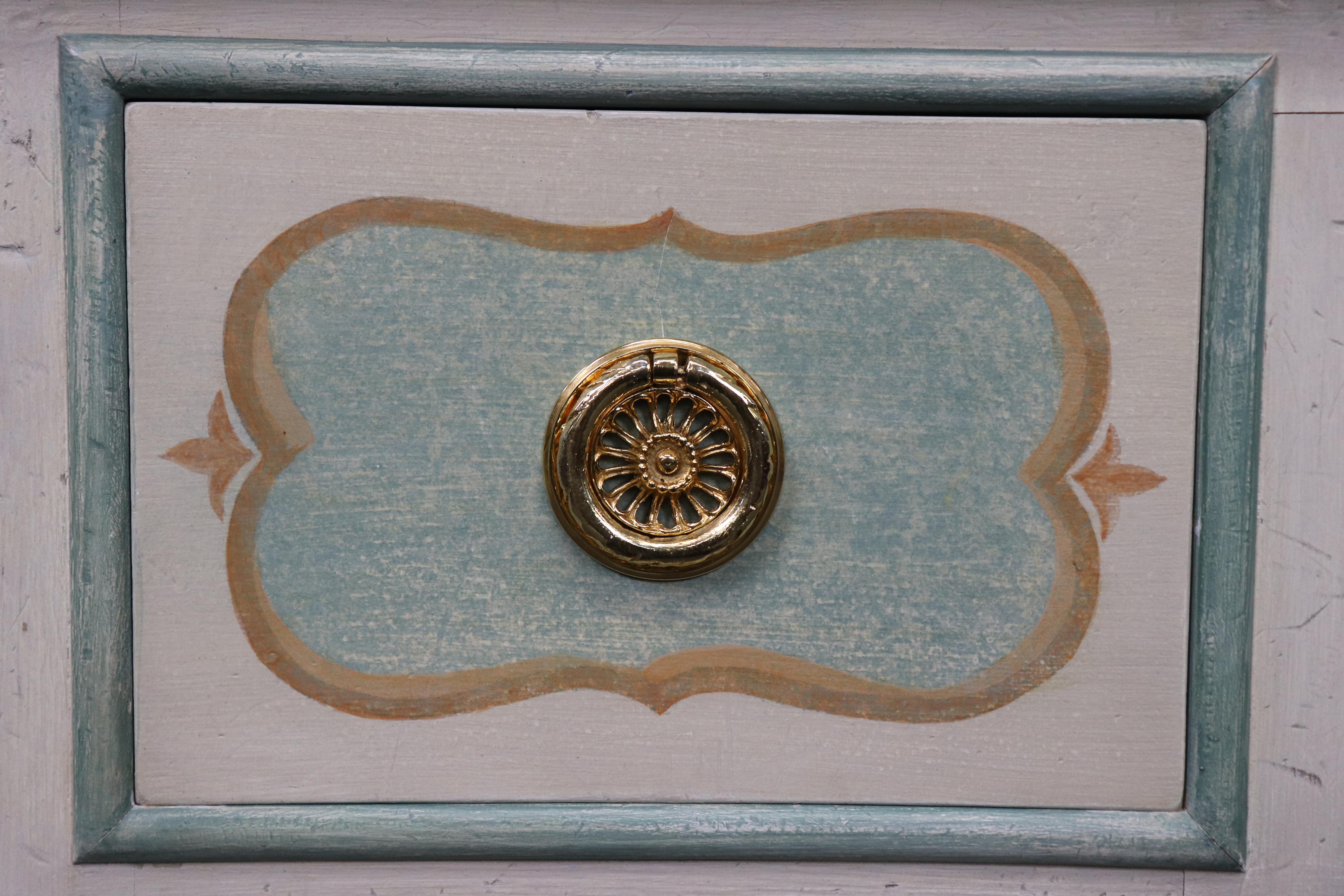 Superbe commode en faux marbre décorée à la peinture de Karges Attribué Français en vente 4
