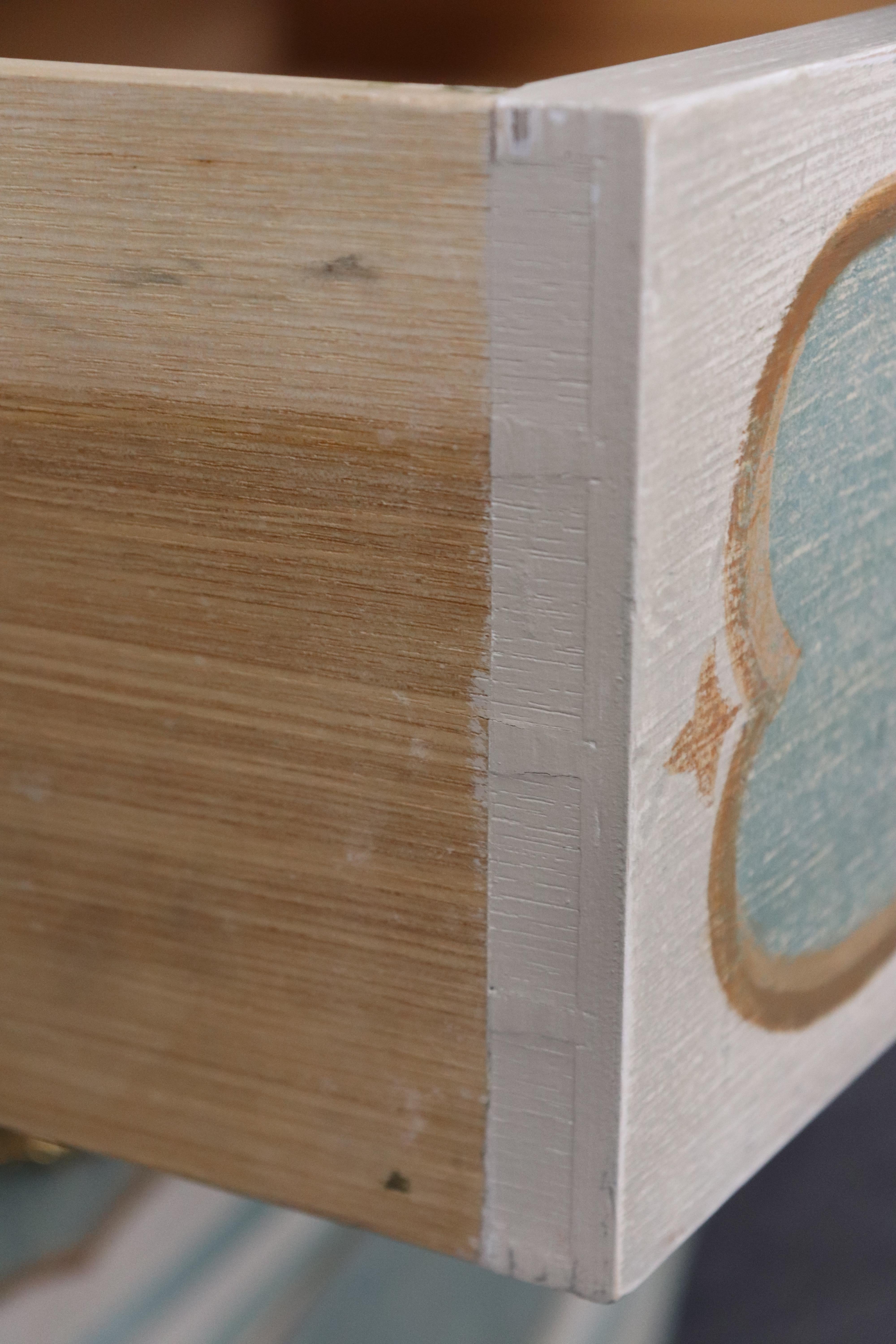 Superbe commode en faux marbre décorée à la peinture de Karges Attribué Français en vente 5