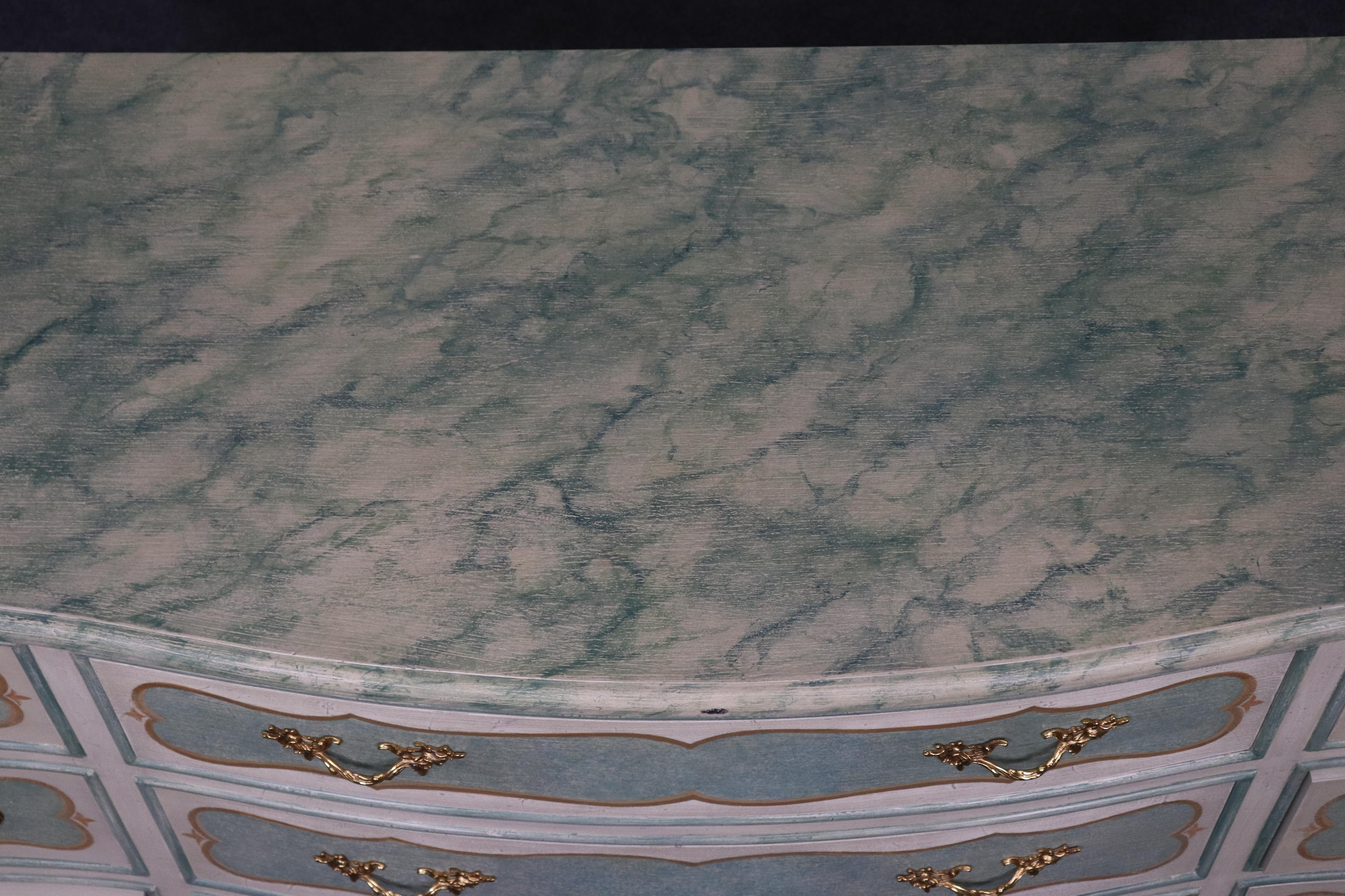 Superbe commode en faux marbre décorée à la peinture de Karges Attribué Français en vente 8