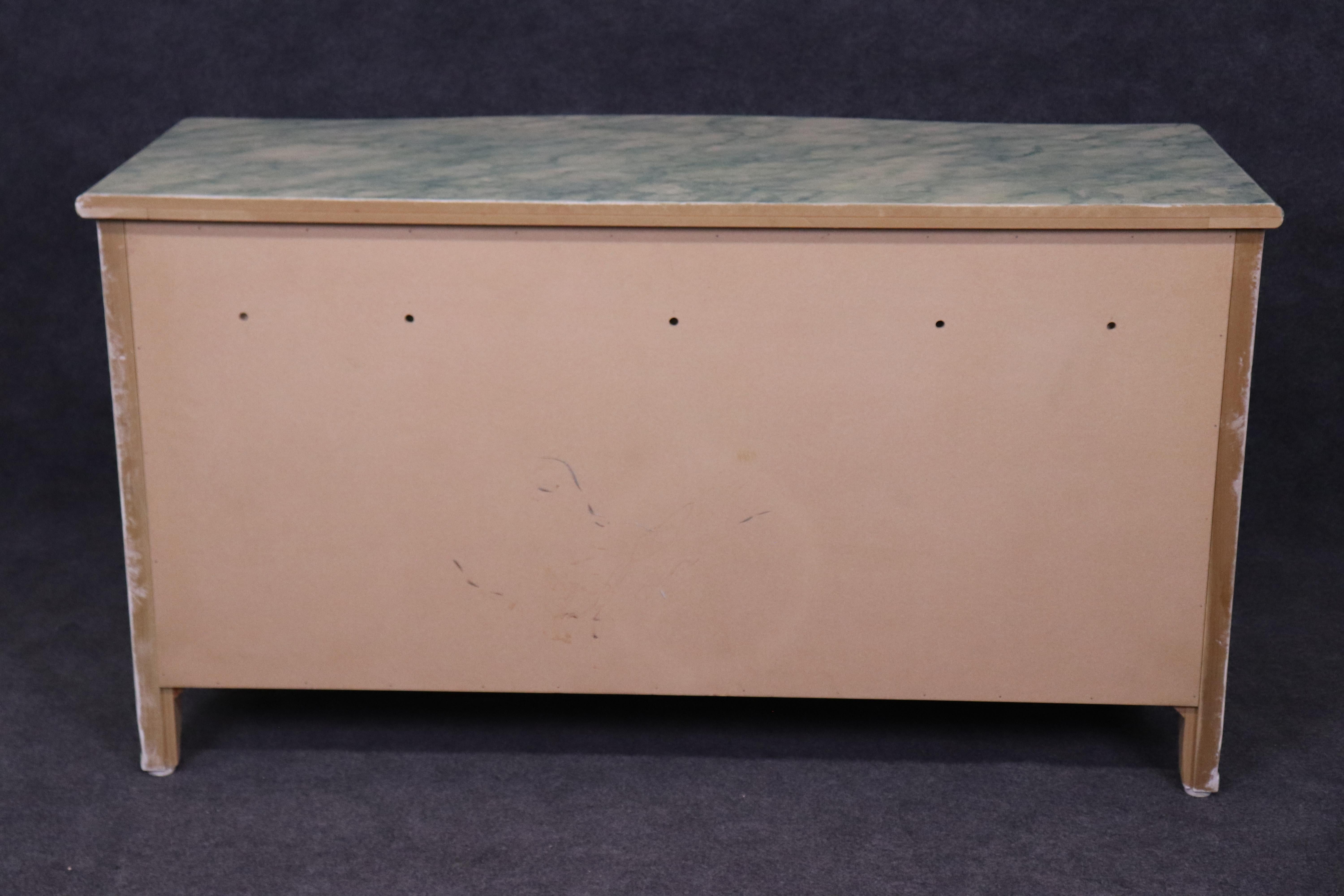 Superbe commode en faux marbre décorée à la peinture de Karges Attribué Français en vente 10