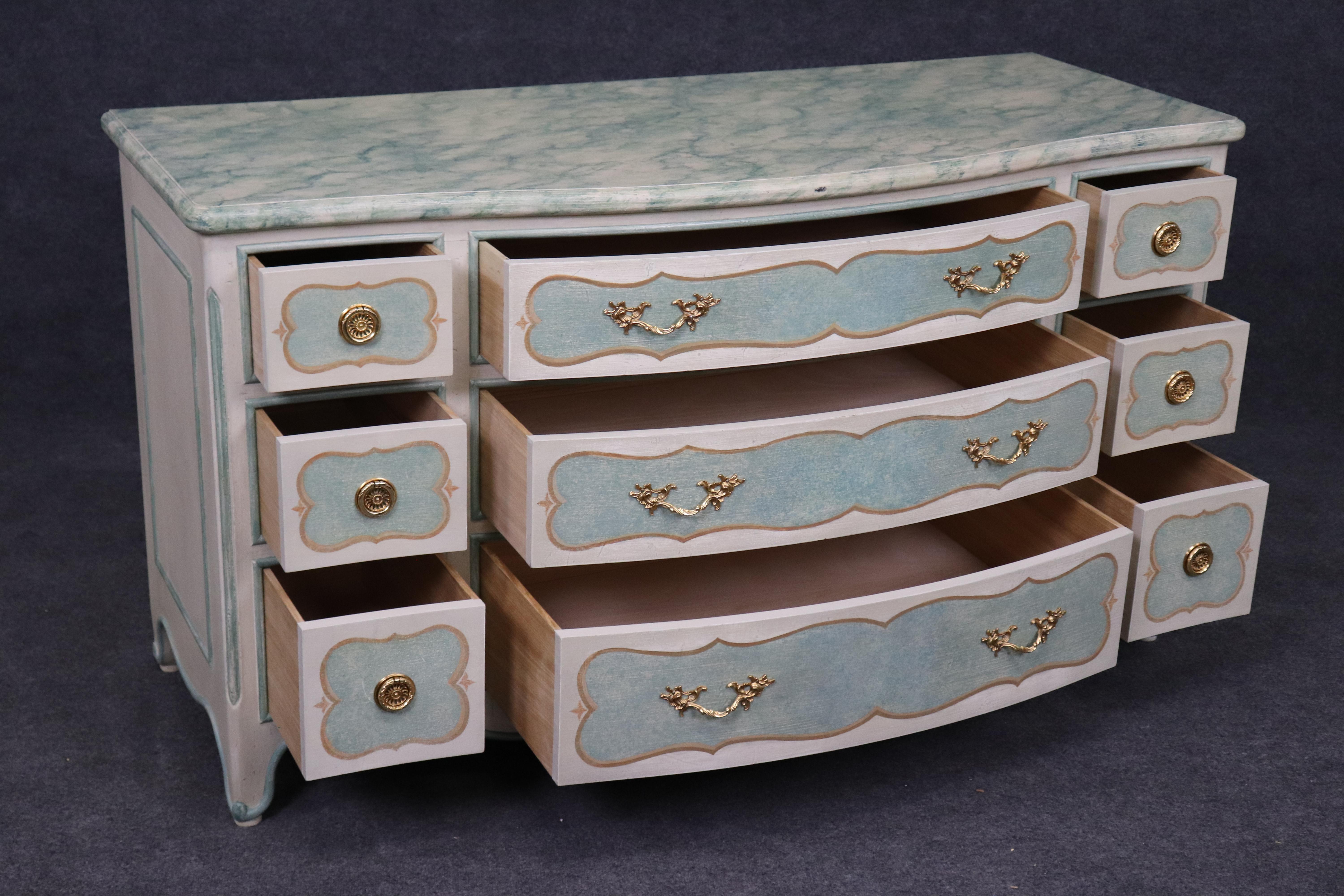 Cette magnifique commode peinte à la main ressemble à celle de Karges of Evansville, Indiana et est en très bon état. La décoration en peinture du plateau et du boîtier en faux marbre est superbement réalisée et la quincaillerie en laiton est de la