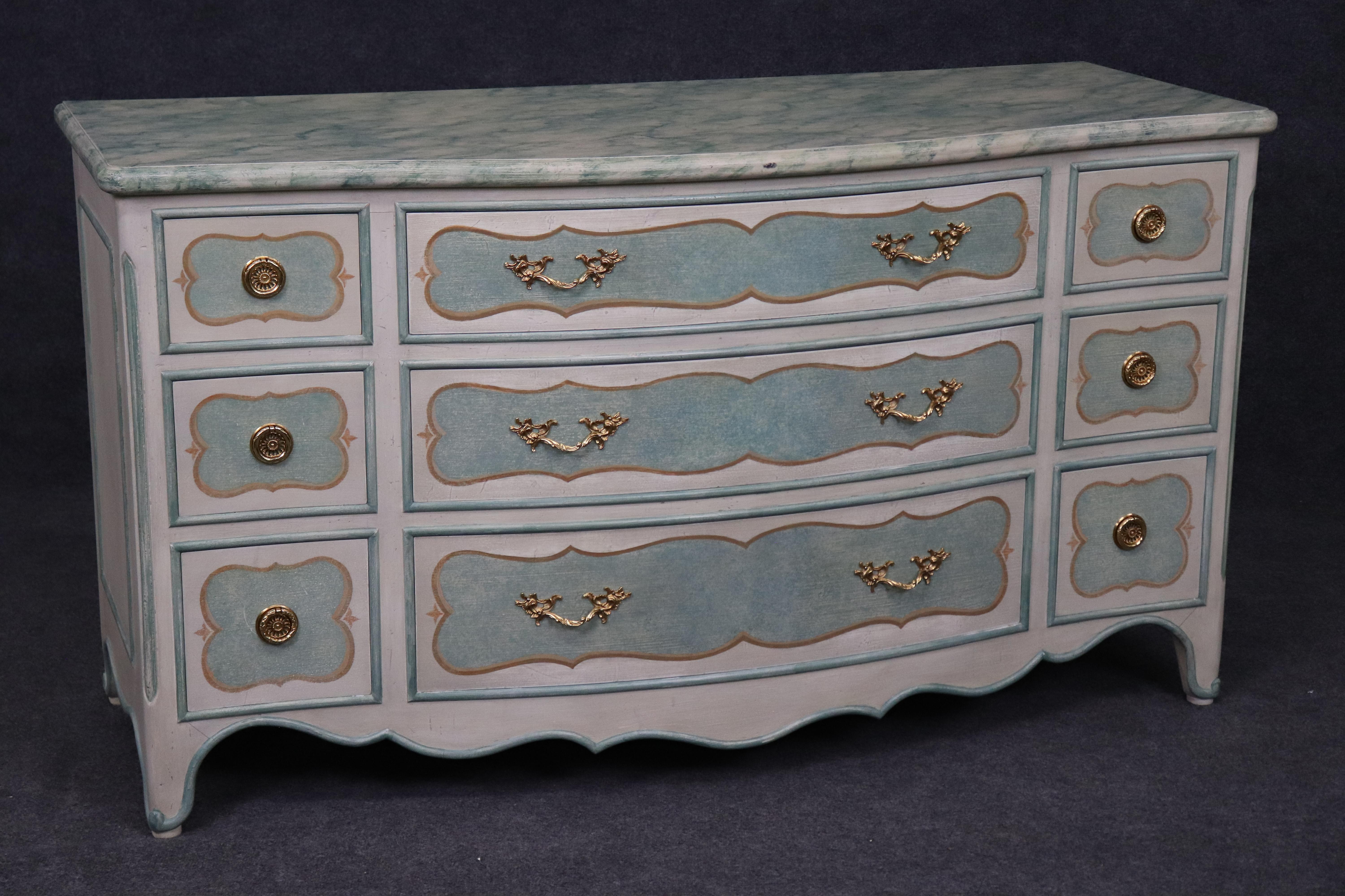 Superbe commode en faux marbre décorée à la peinture de Karges Attribué Français Bon état - En vente à Swedesboro, NJ