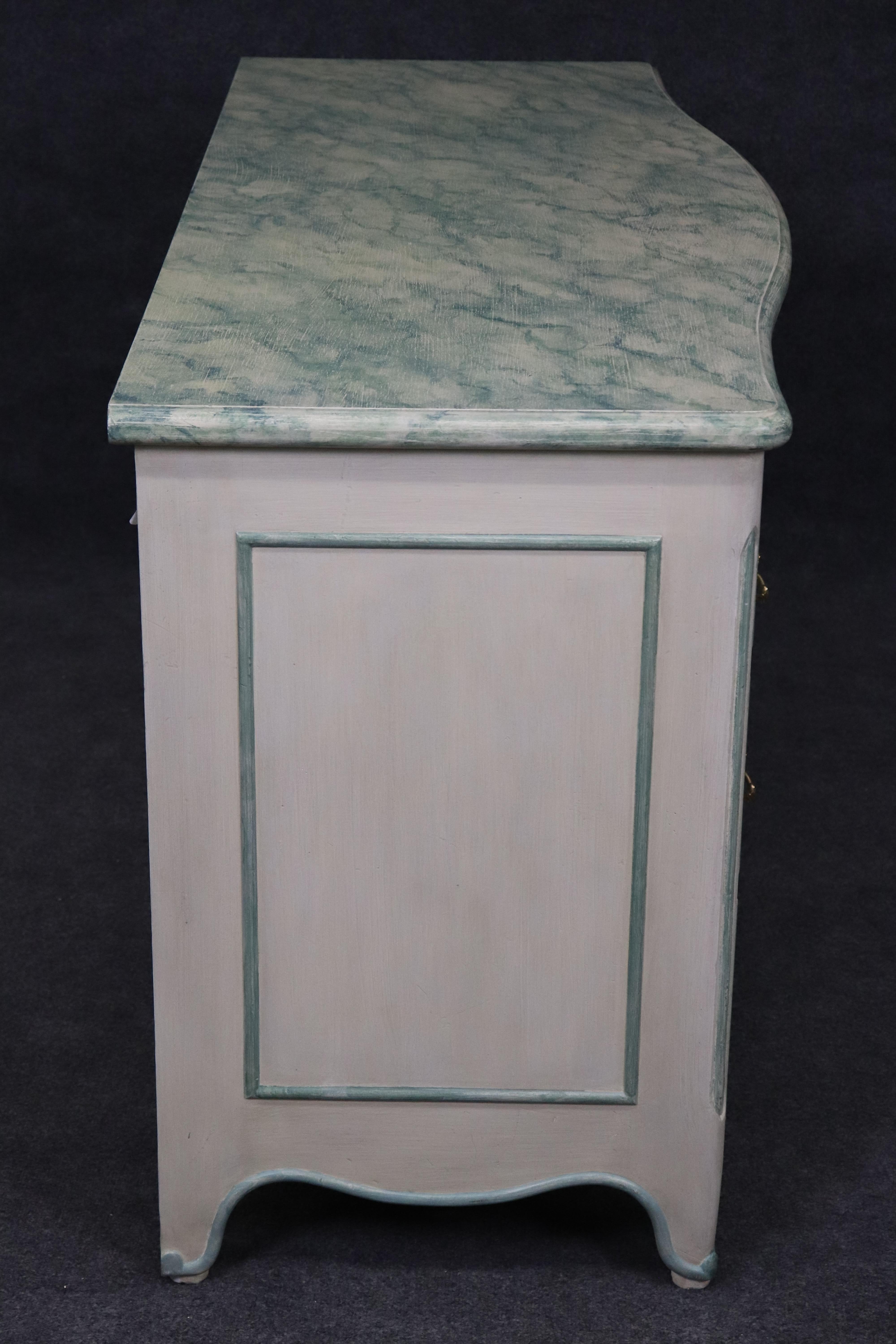 Laiton Superbe commode en faux marbre décorée à la peinture de Karges Attribué Français en vente