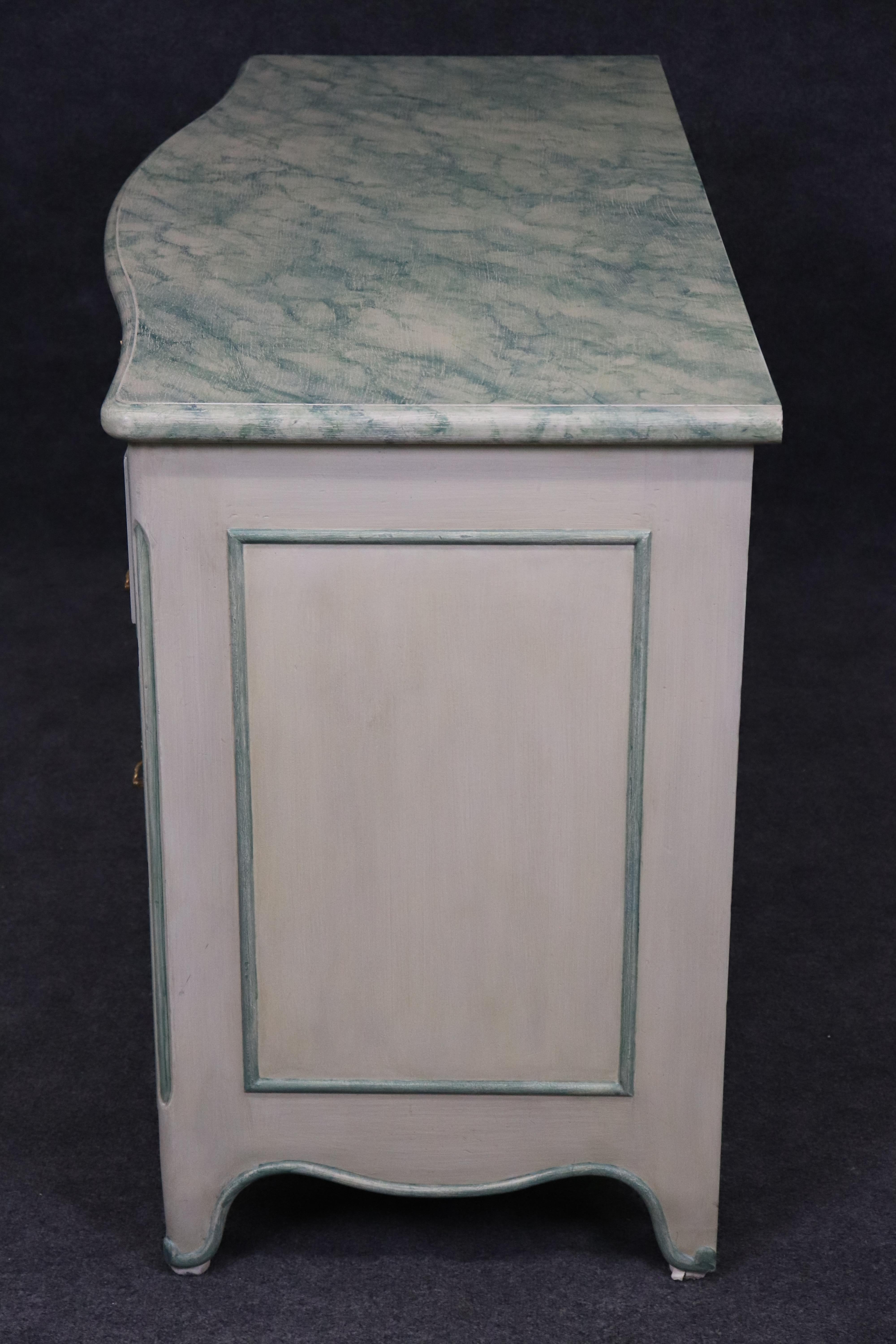 Superbe commode en faux marbre décorée à la peinture de Karges Attribué Français en vente 1