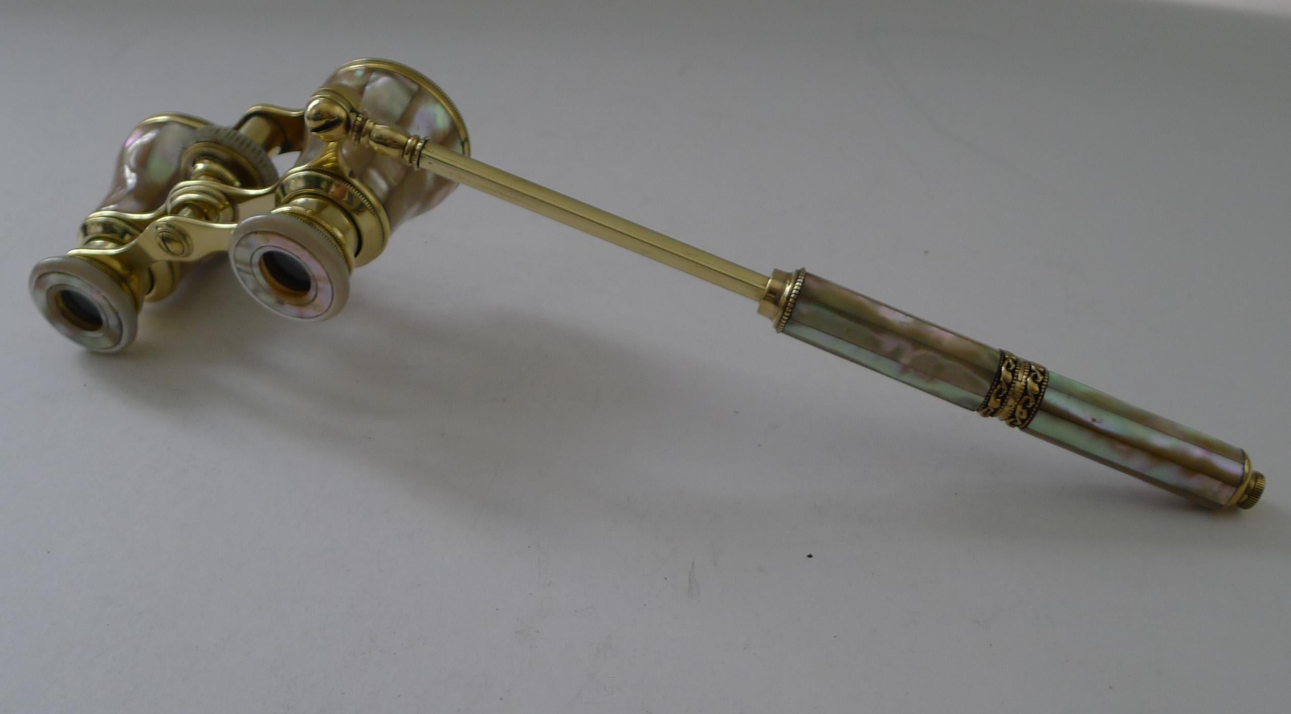 Un par de Gemelos de Ópera franceses realmente impresionantes, fabricados en latón pulido y revestidos de concha.

Este par incluye un mango telescópico para la lorgnette y se pliega cómodamente cuando no se utiliza.

La óptica está en excelente