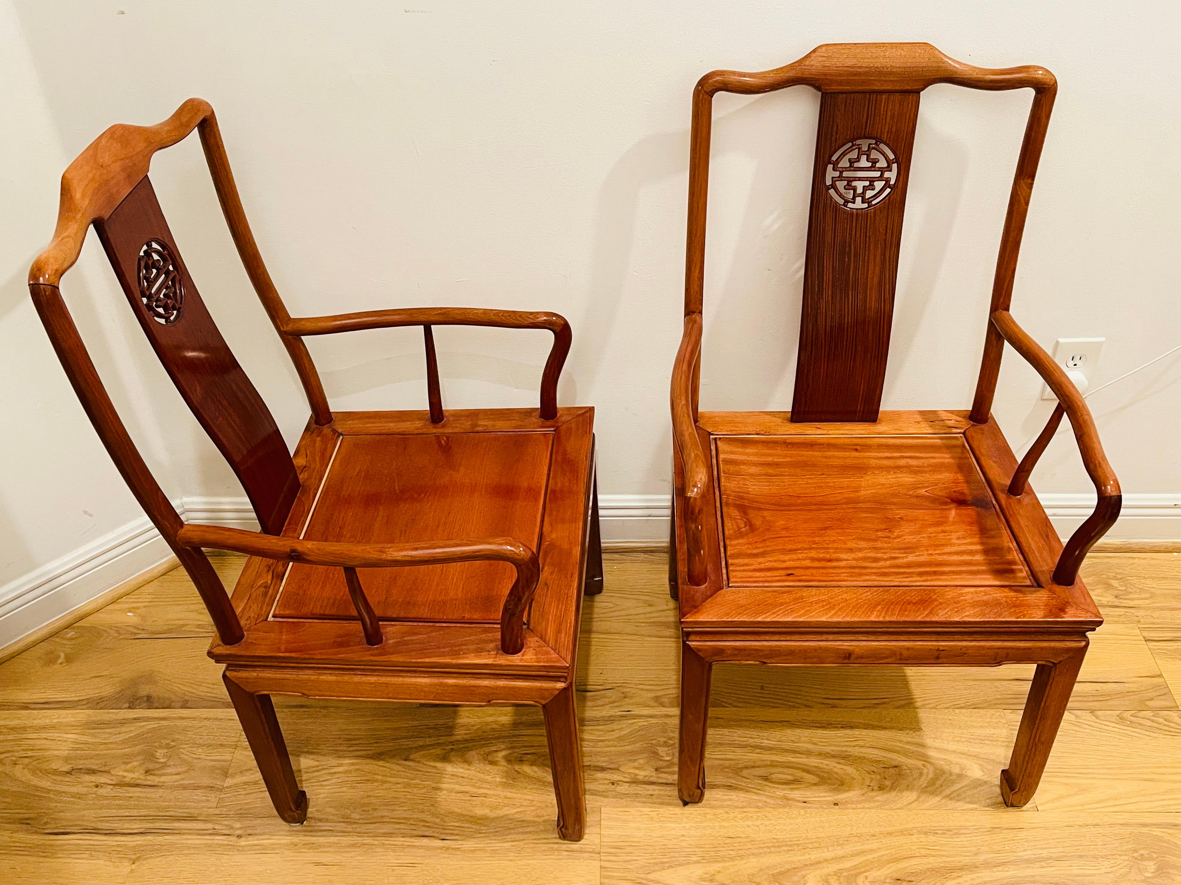 Chippendale cinese Superba coppia di sedie a cavallo cinesi in legno di teak intagliato in vendita