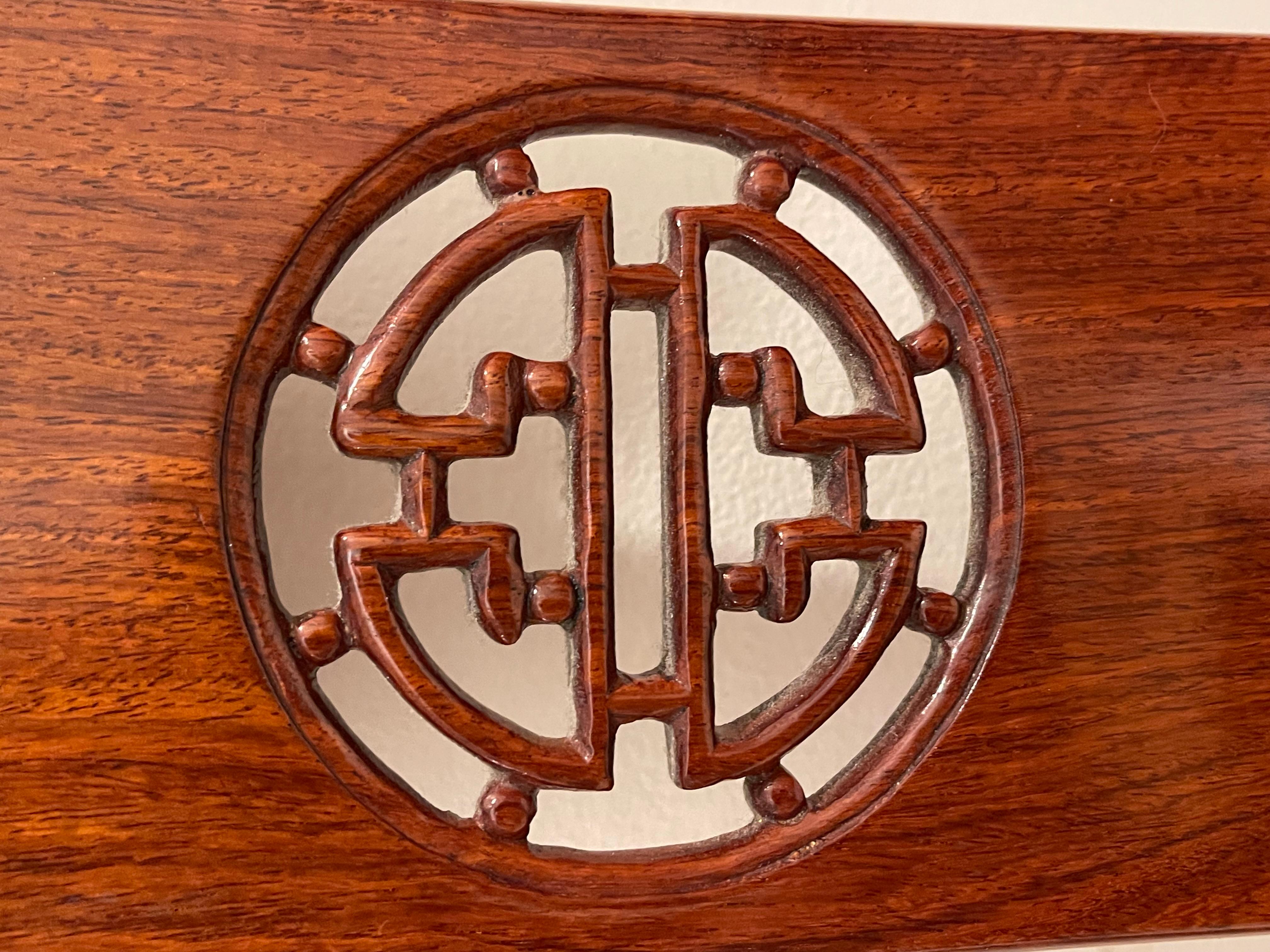 Teak Superba coppia di sedie a cavallo cinesi in legno di teak intagliato in vendita