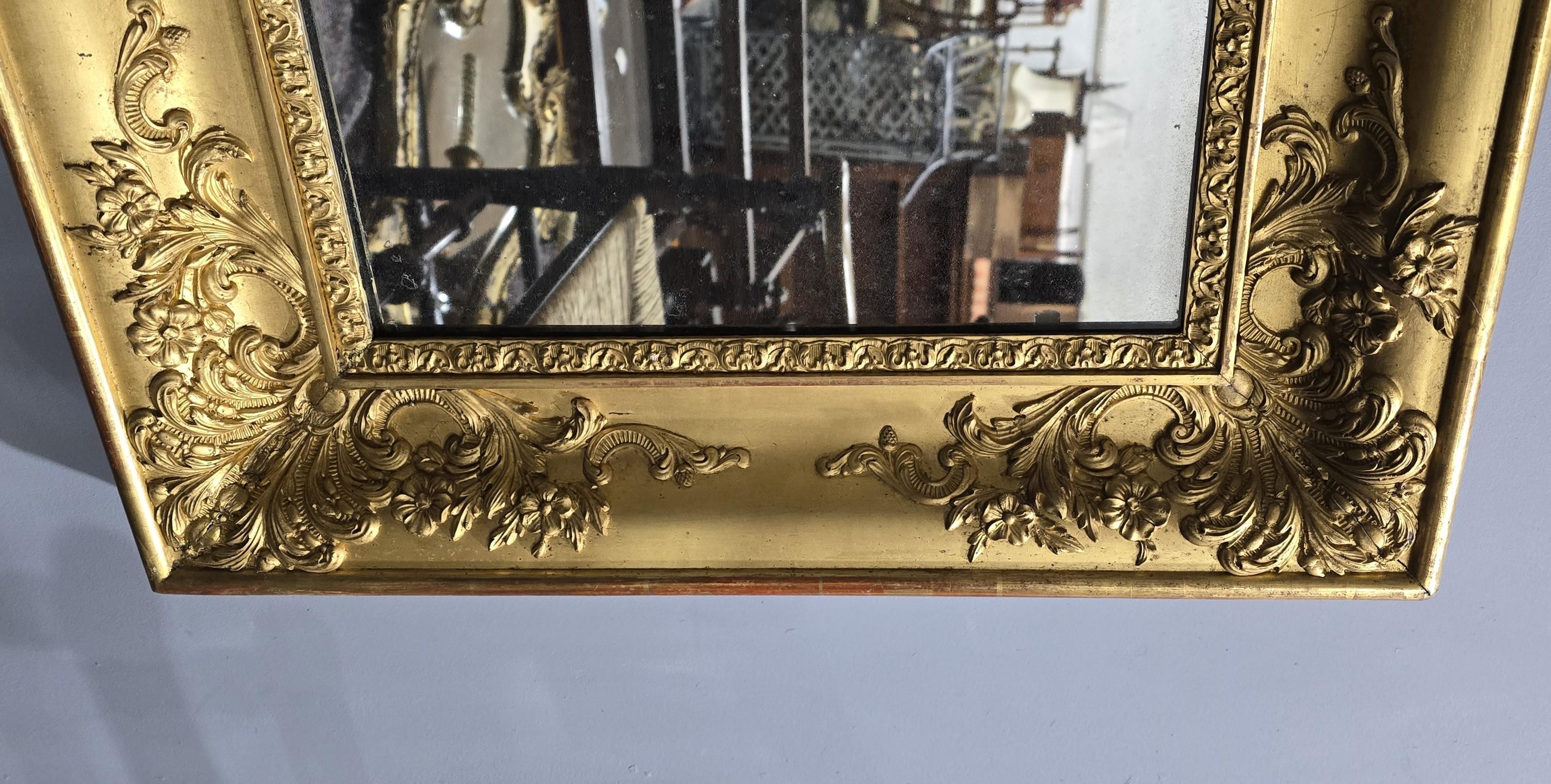 Gesso Superbe paire de miroirs muraux dorés du début de l'époque victorienne en vente