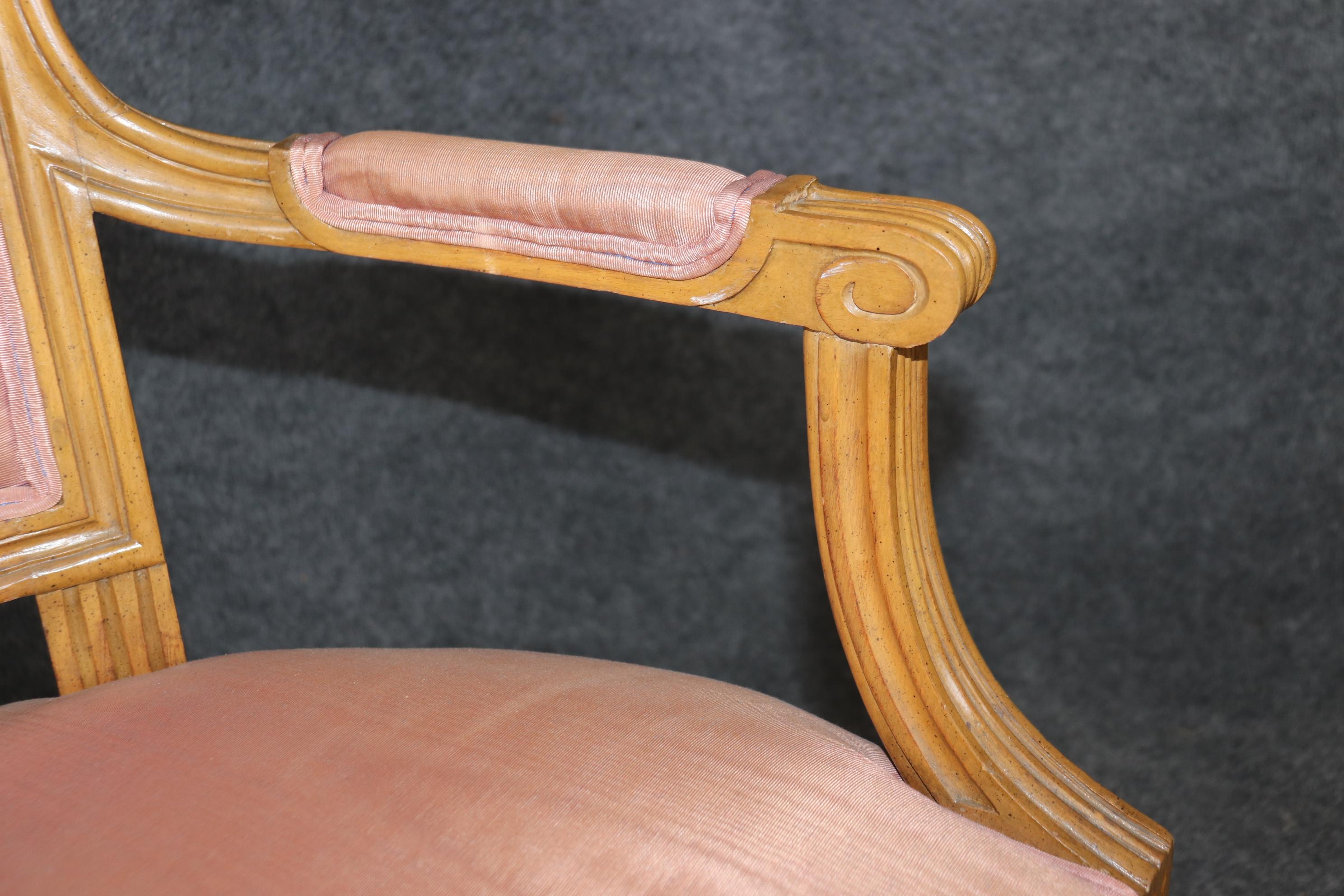 Superbe paire de fauteuils de salon de style Louis XVI décorés de peinture française en vente 4