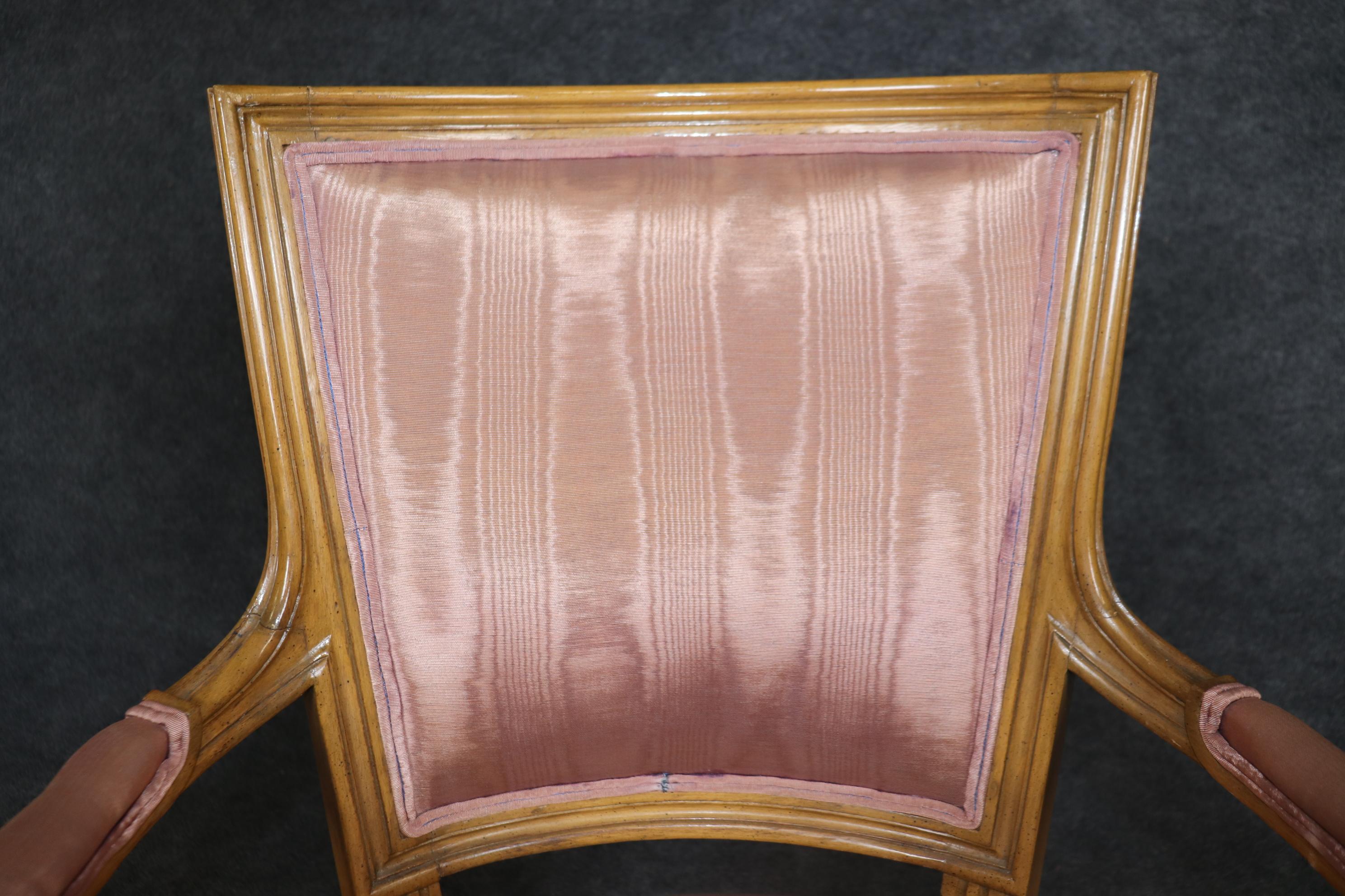 Superbe paire de fauteuils de salon de style Louis XVI décorés de peinture française en vente 5