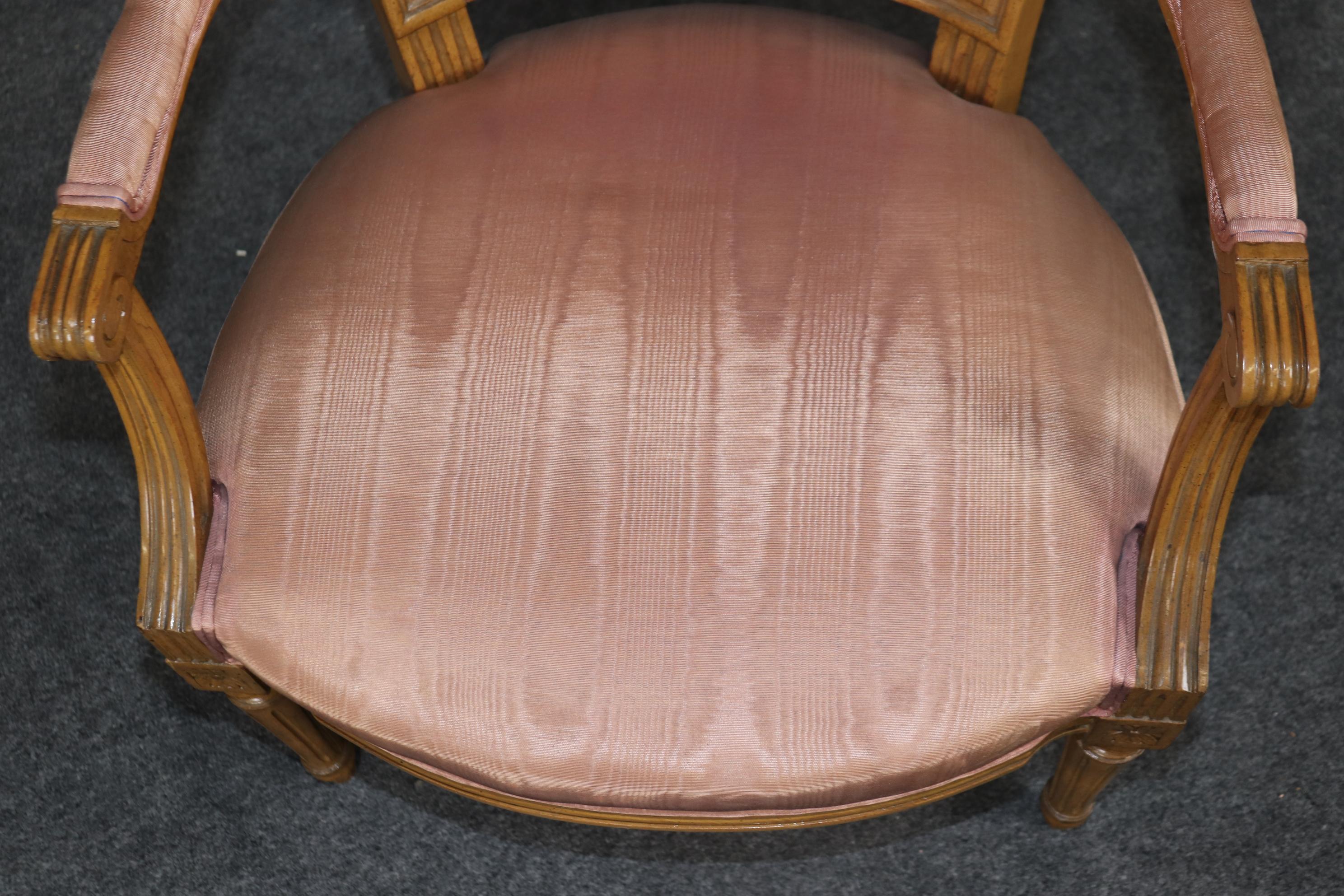 Superbe paire de fauteuils de salon de style Louis XVI décorés de peinture française en vente 7