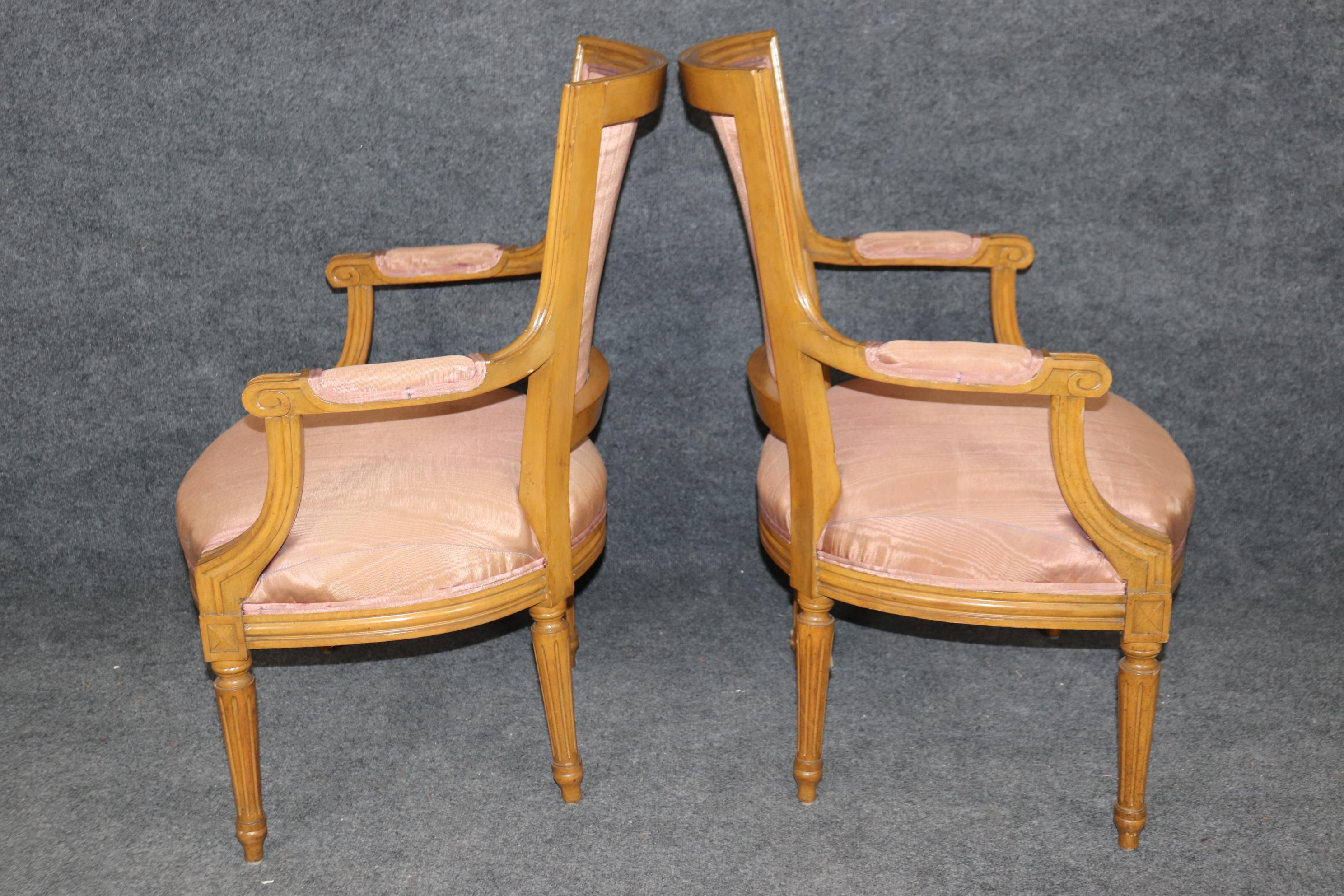 Superbe paire de fauteuils de salon de style Louis XVI décorés de peinture française Bon état - En vente à Swedesboro, NJ