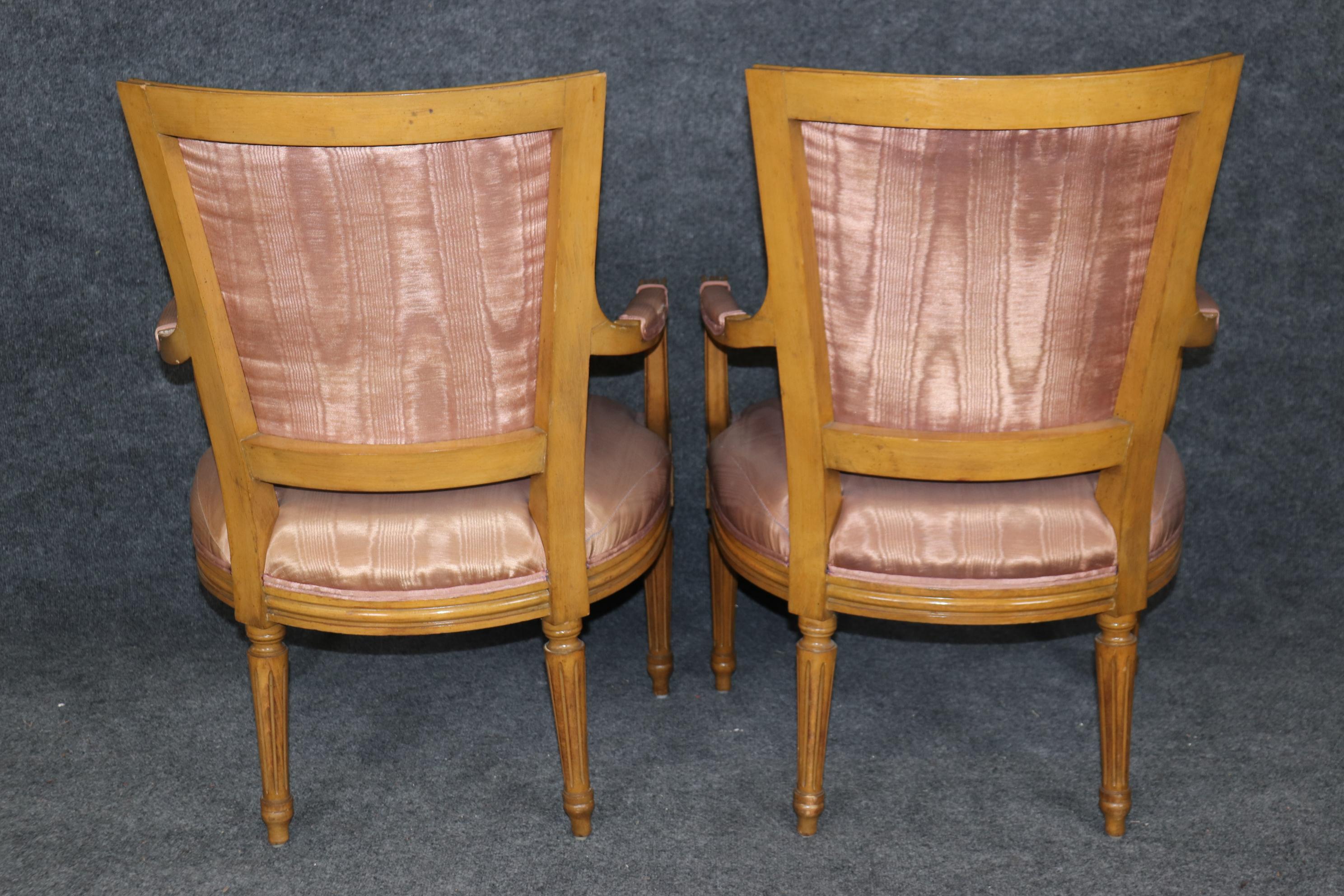 Milieu du XXe siècle Superbe paire de fauteuils de salon de style Louis XVI décorés de peinture française en vente