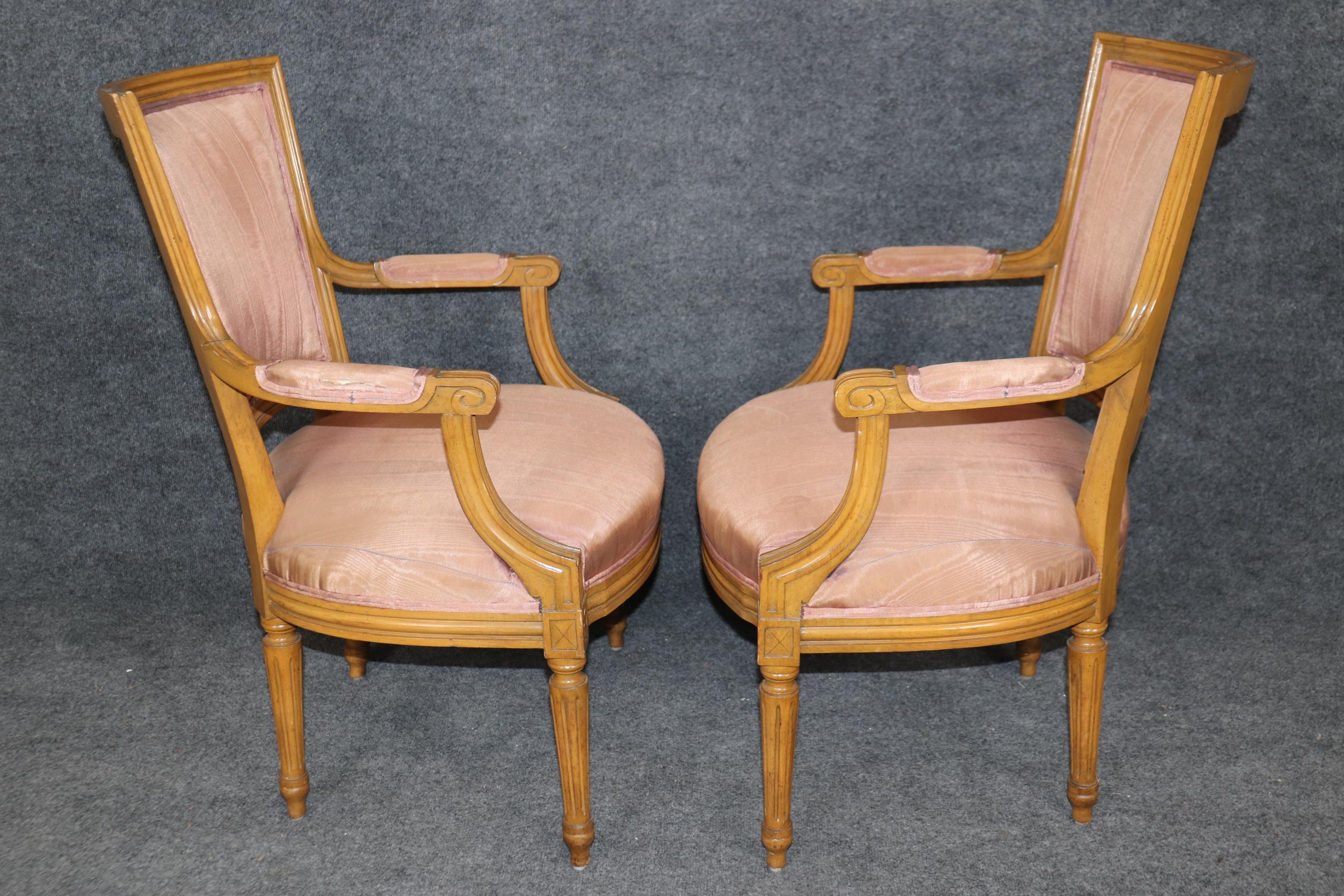 Noyer Superbe paire de fauteuils de salon de style Louis XVI décorés de peinture française en vente