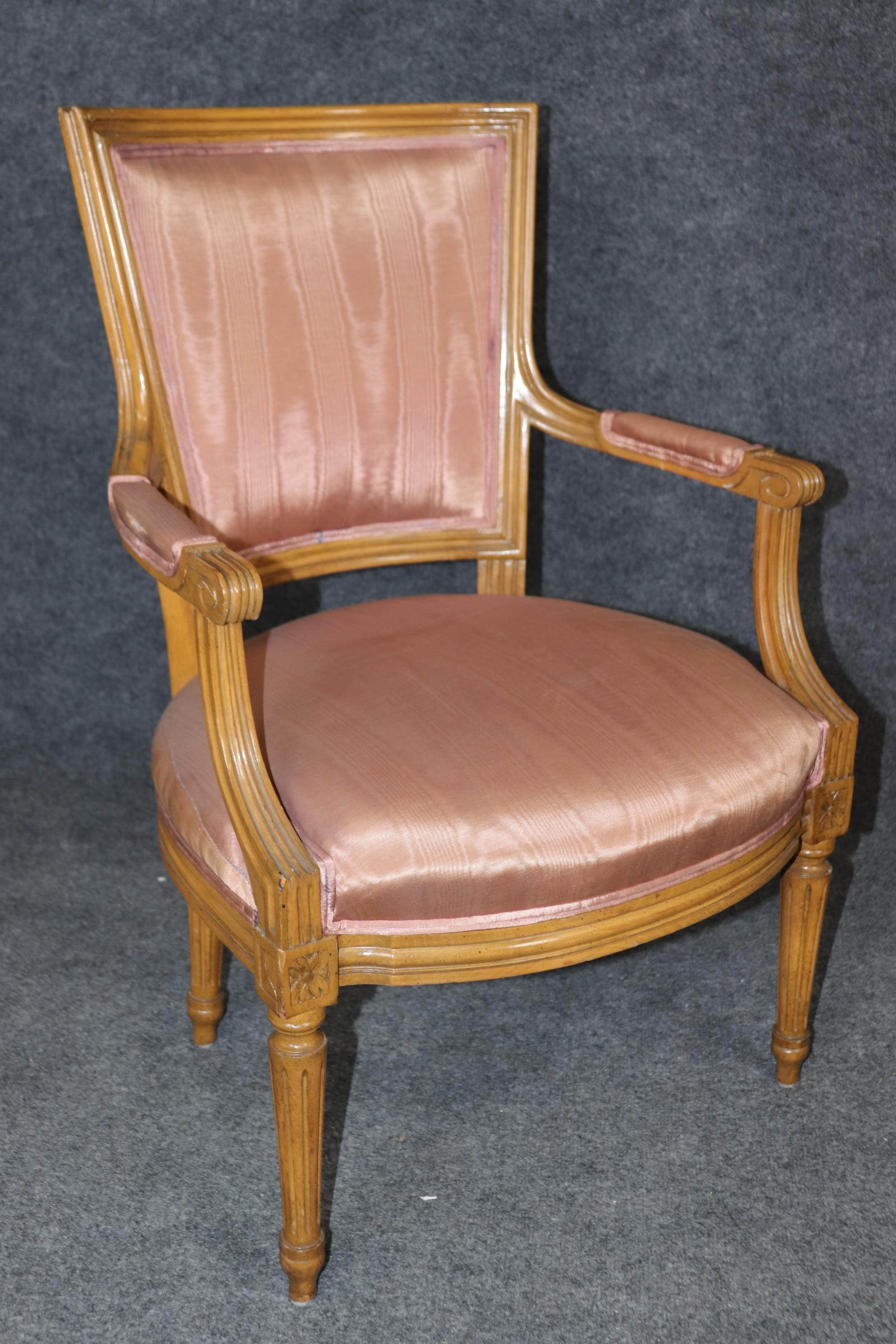 Superbe paire de fauteuils de salon de style Louis XVI décorés de peinture française en vente 1