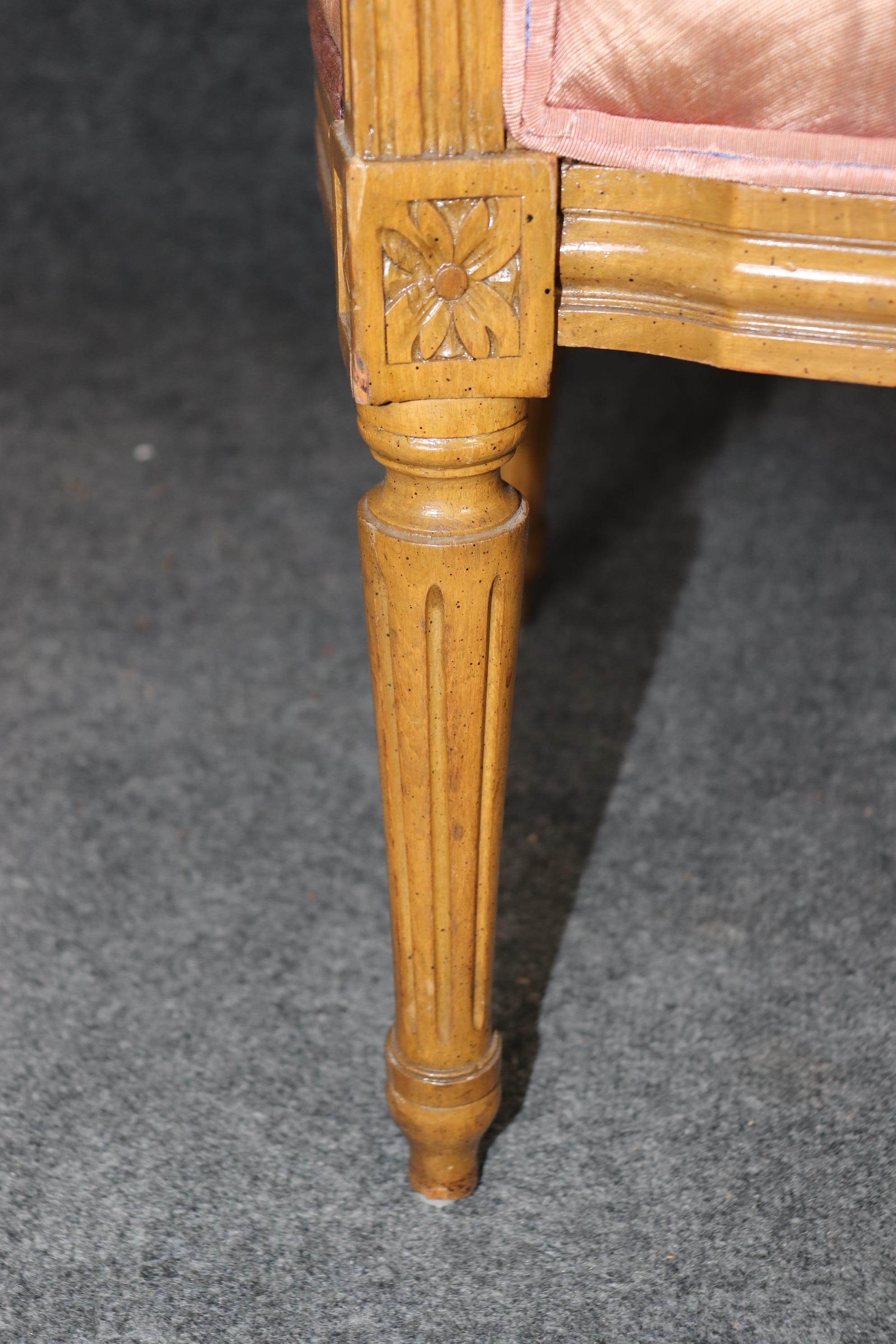 Superbe paire de fauteuils de salon de style Louis XVI décorés de peinture française en vente 2