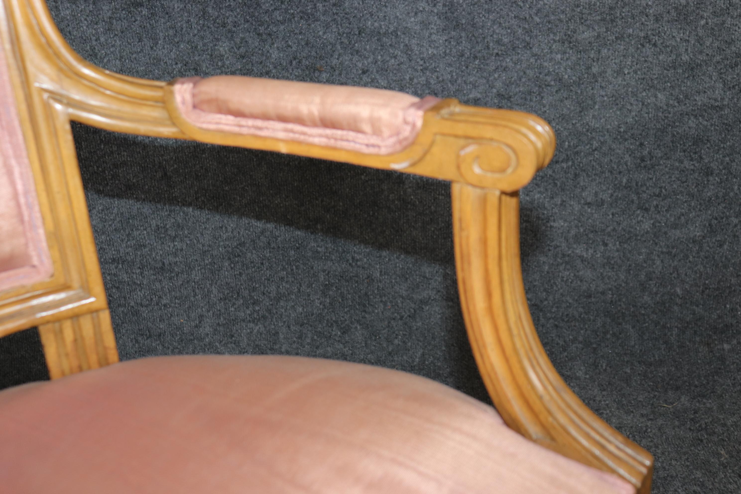Superbe paire de fauteuils de salon de style Louis XVI décorés de peinture française en vente 3