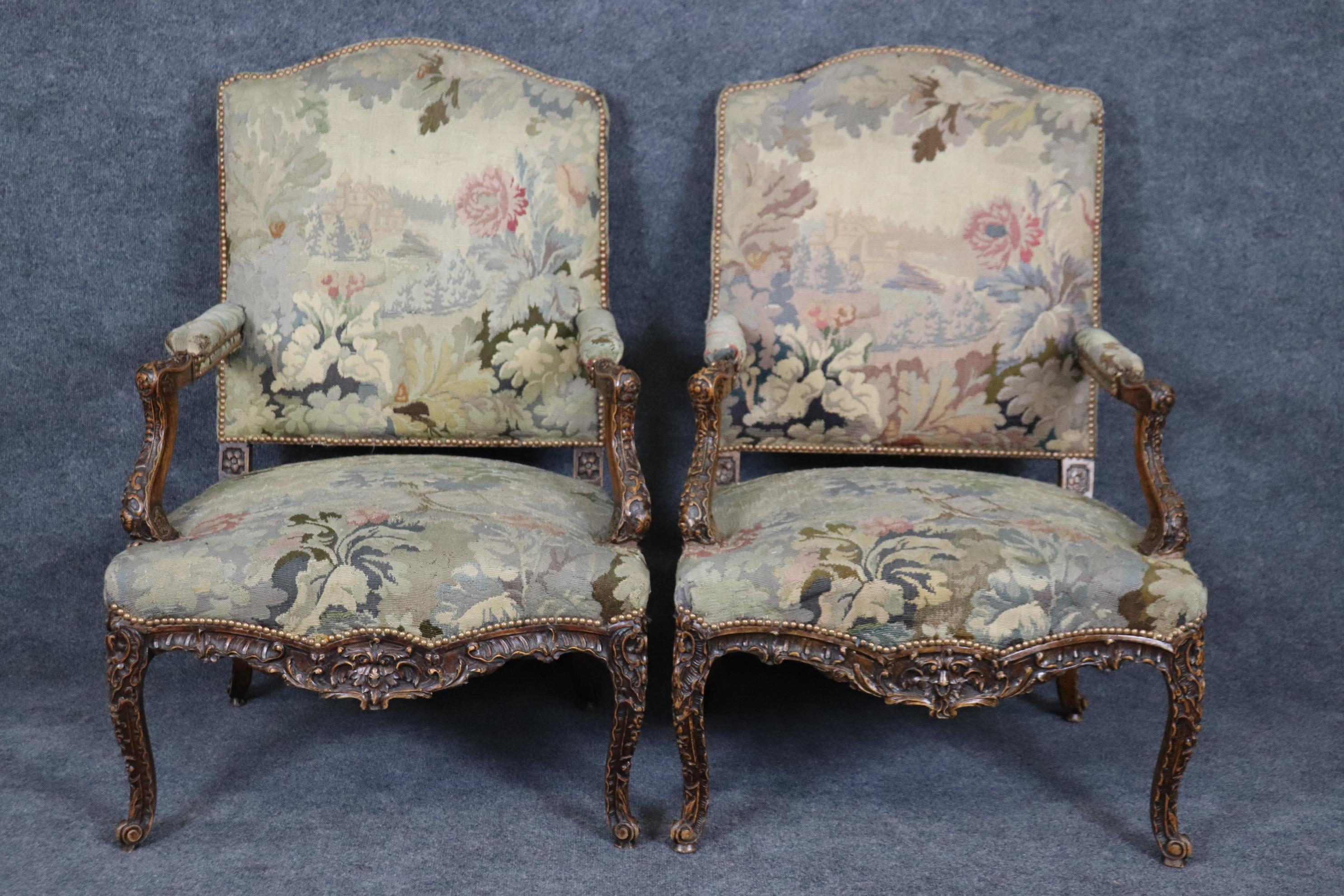 Hervorragendes Paar bedeutender geschnitzter französischer Regence-Wandteppich-Sessel, um 1850  im Zustand „Gut“ im Angebot in Swedesboro, NJ