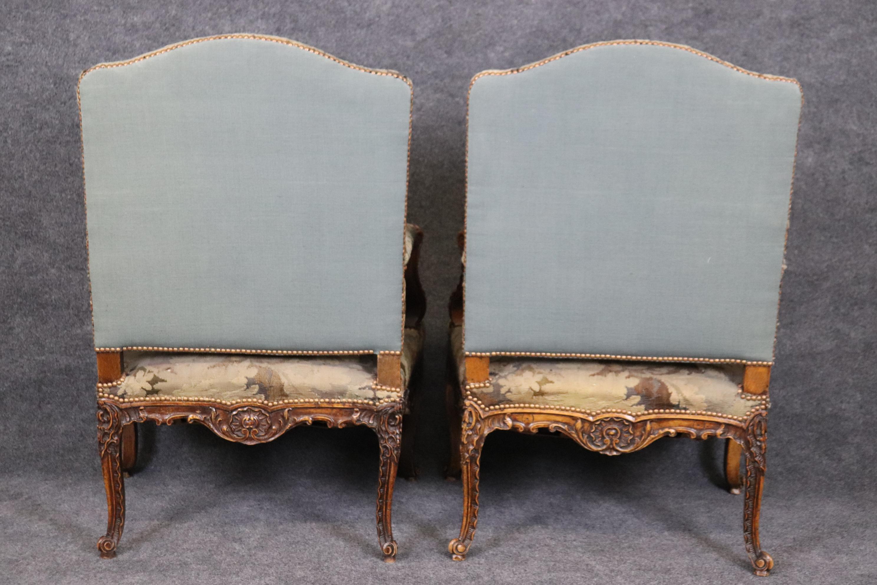 Hervorragendes Paar bedeutender geschnitzter französischer Regence-Wandteppich-Sessel, um 1850  im Angebot 1