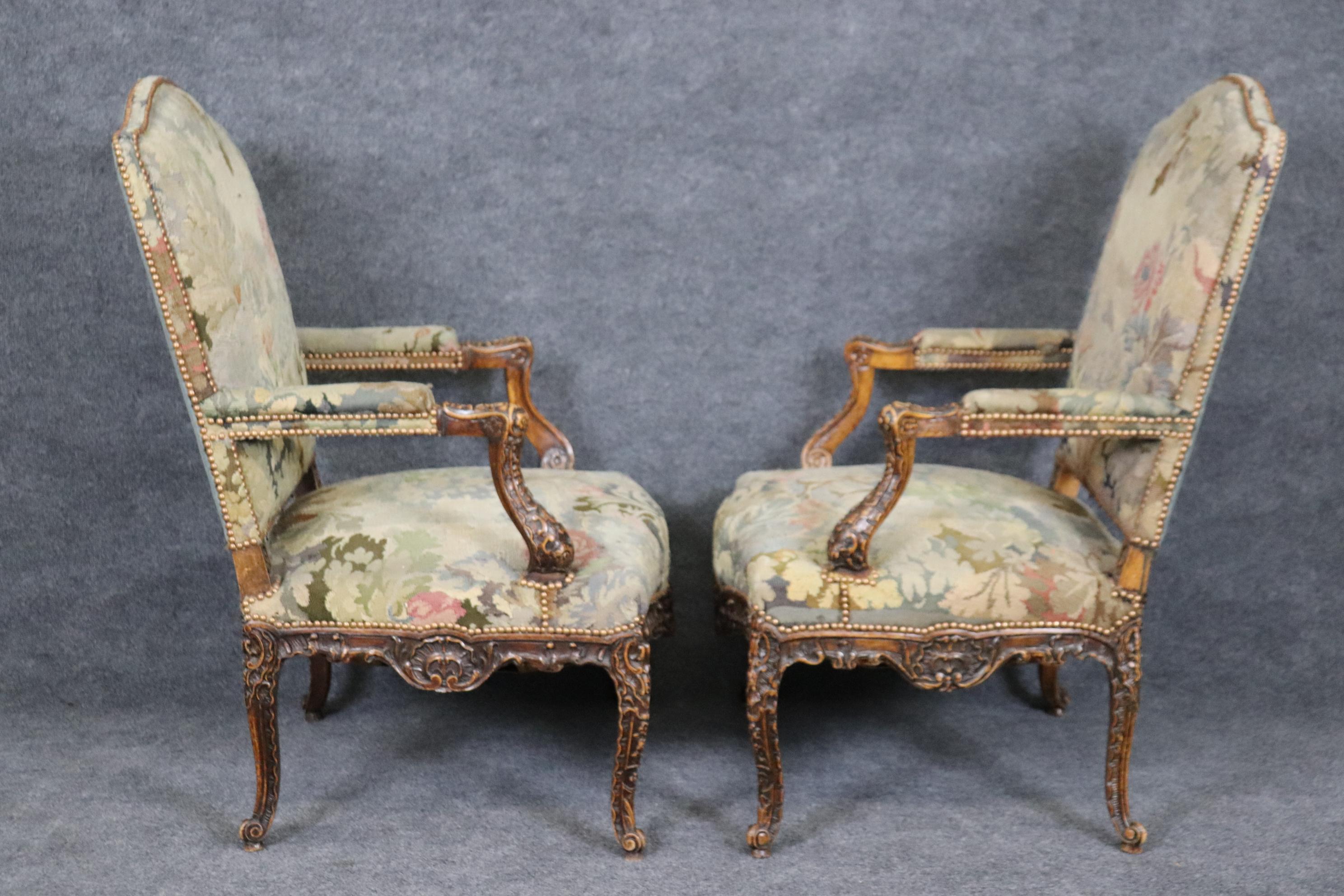 Hervorragendes Paar bedeutender geschnitzter französischer Regence-Wandteppich-Sessel, um 1850  im Angebot 2