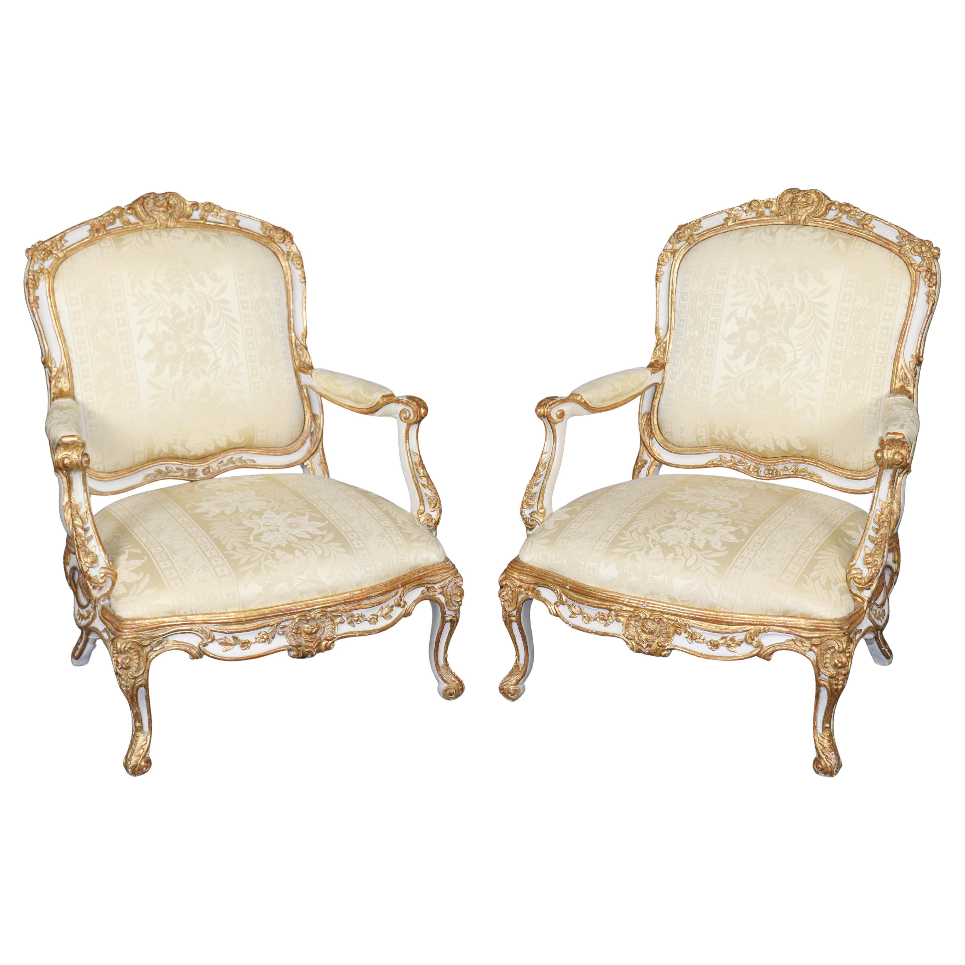 Superbe paire de fauteuils français Louis XV du 19ème siècle en bois doré décoré de peinture