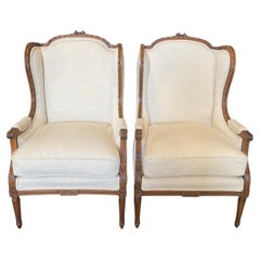 Superbe paire de fauteuils à oreilles Louis XVI en noyer du 19ème siècle français