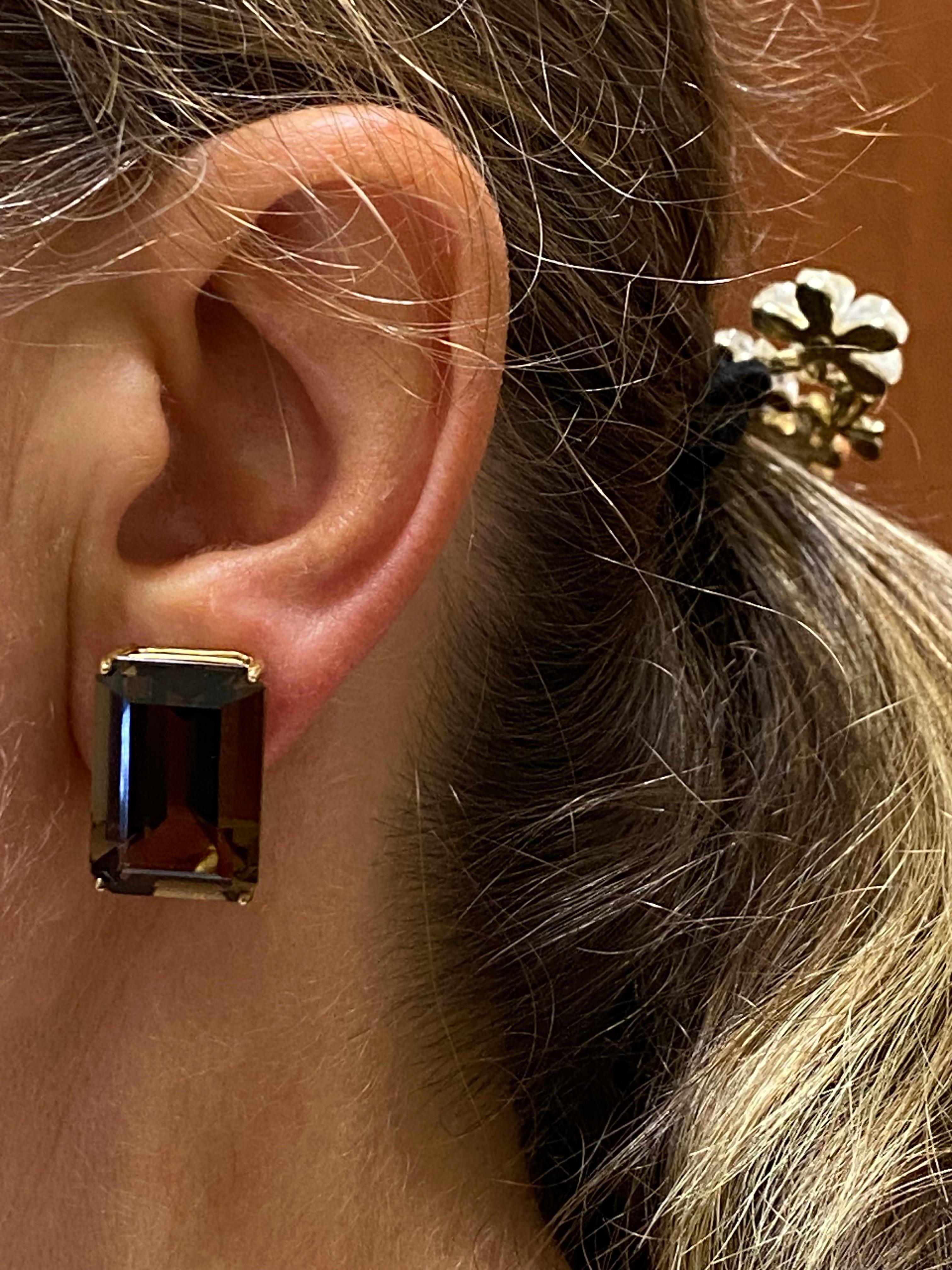 Taille émeraude Superbe paire de boucles d'oreilles clips en or jaune et topaze fumée taille émeraude de 40.00ct en vente