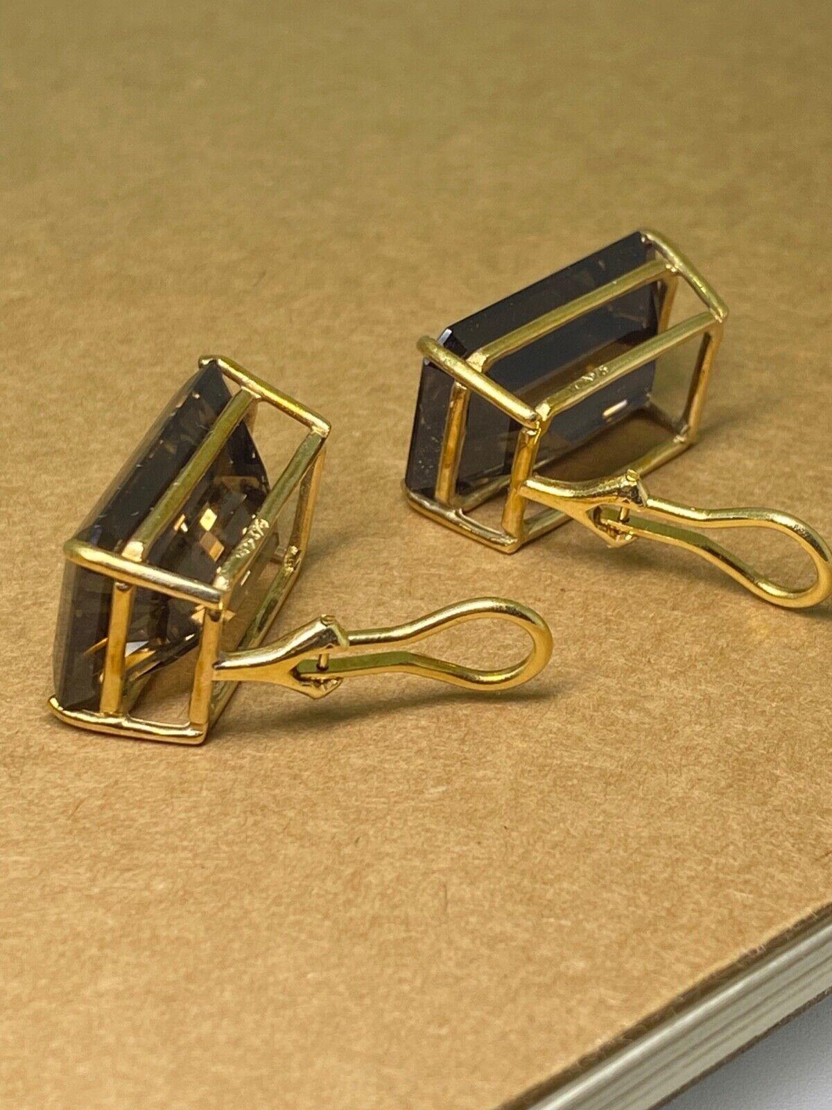 Superbe paire de boucles d'oreilles clips en or jaune et topaze fumée taille émeraude de 40.00ct en vente 1