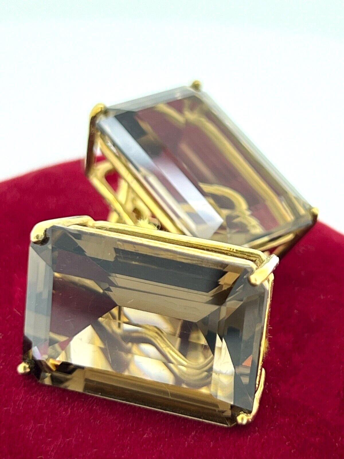 Superbe paire de boucles d'oreilles clips en or jaune et topaze fumée taille émeraude de 40.00ct en vente 2
