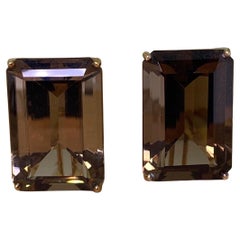 Magnífico par de pendientes de clip de oro amarillo y topacio ahumado talla esmeralda de 40,00 ct