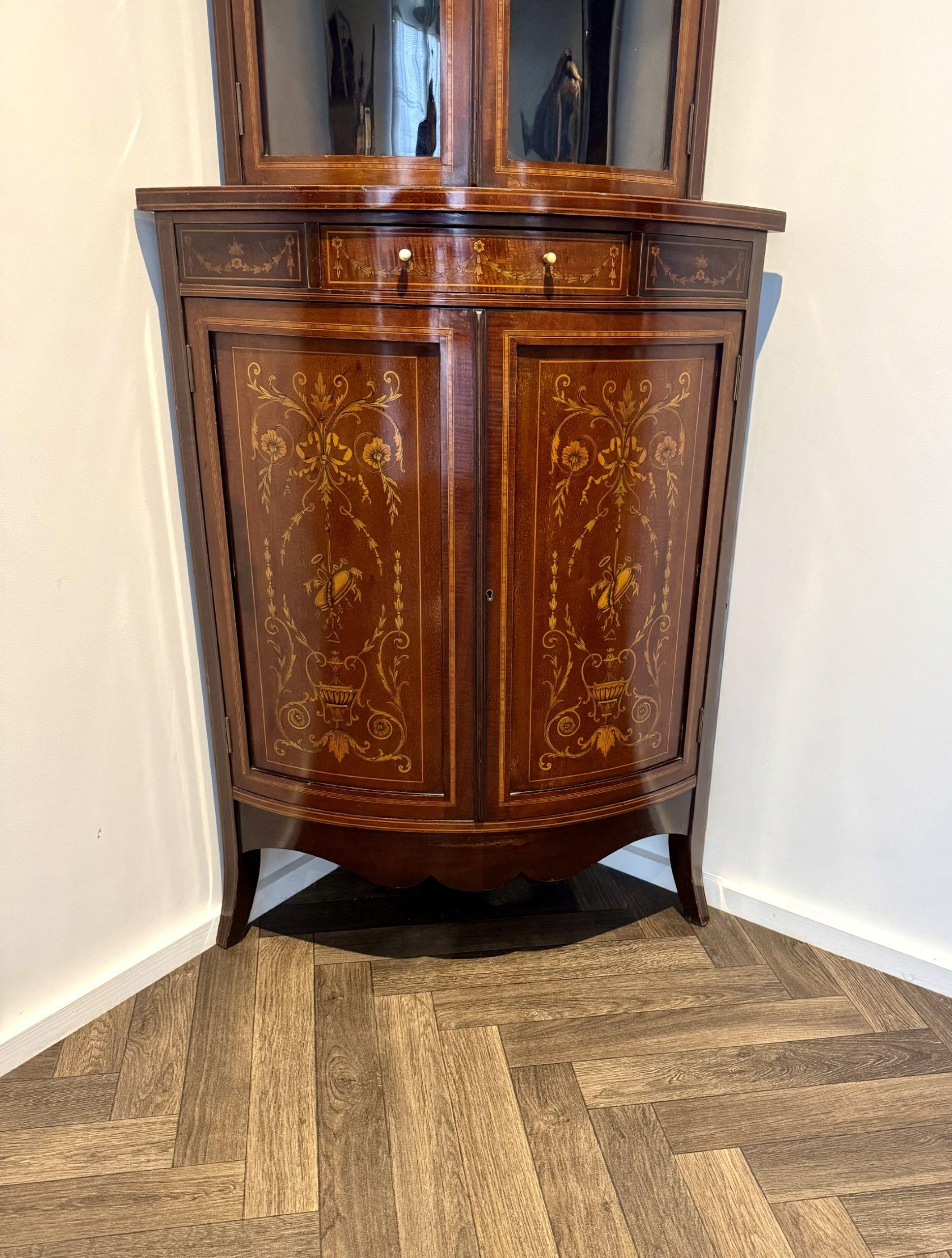 Superbe paire de meubles d'angle anciens de l'époque édouardienne en acajou incrusté de marqueterie en vente 4